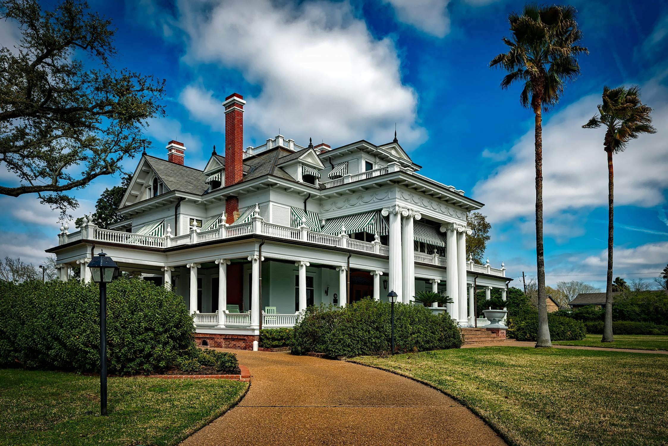 A mansion with palm trees | Source: Pexels