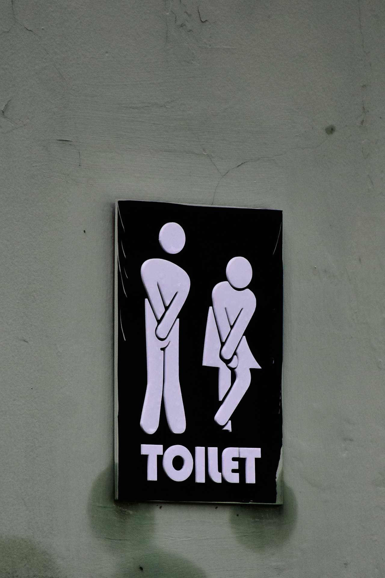 A restroom sign | Source: Pexels