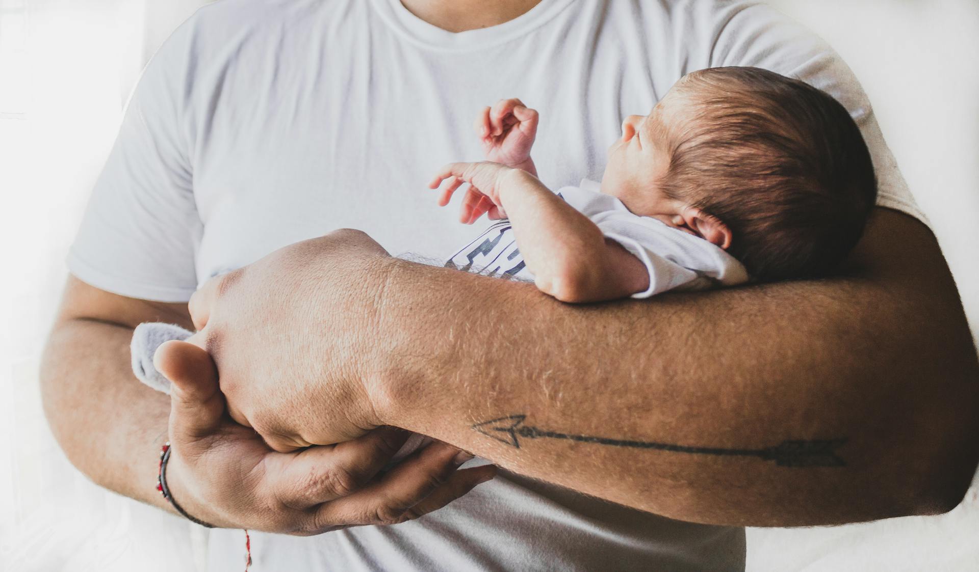 A man holding his daughter | Source: Pexels