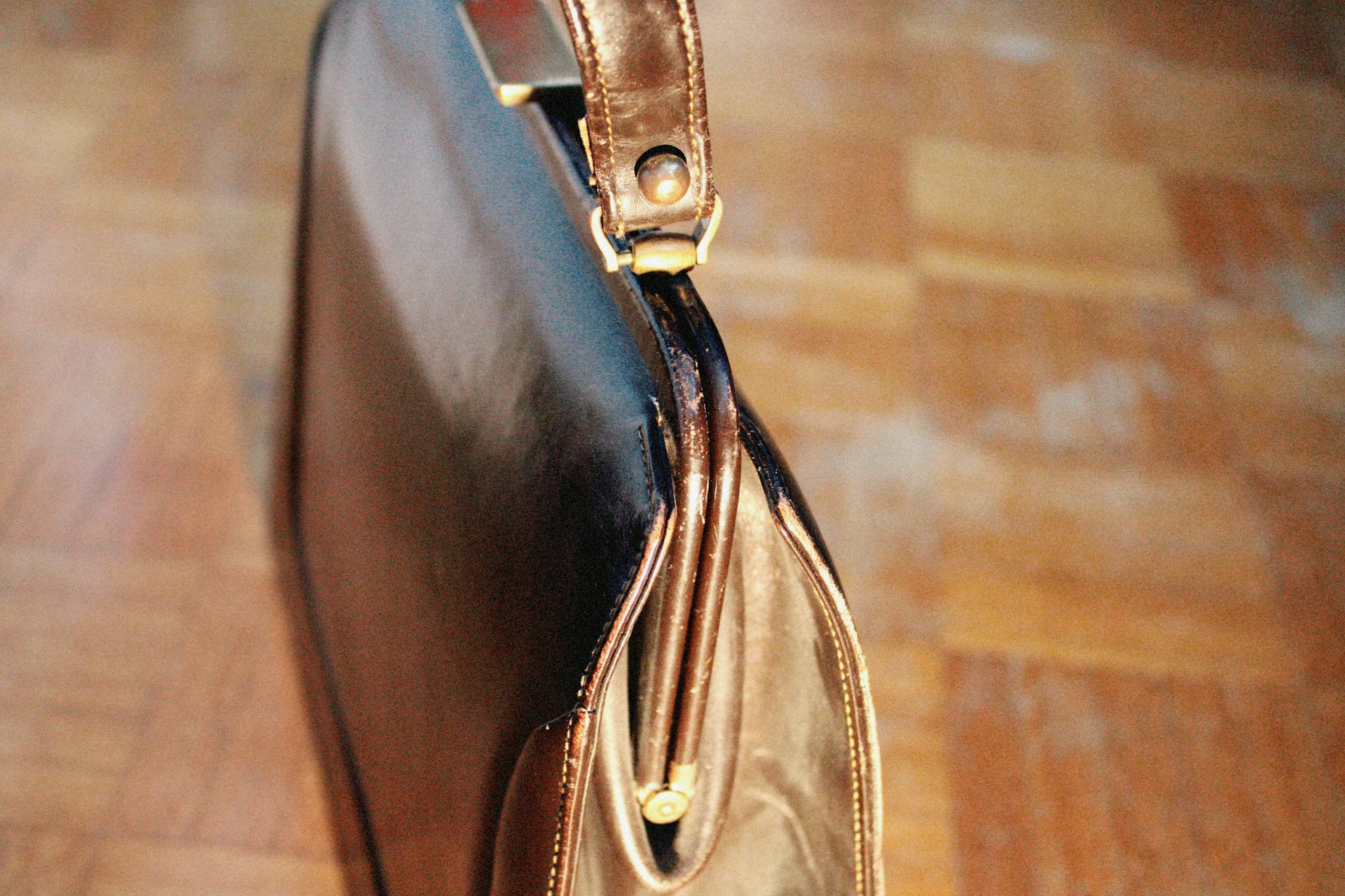 A brown leather bag | Source: Unsplash