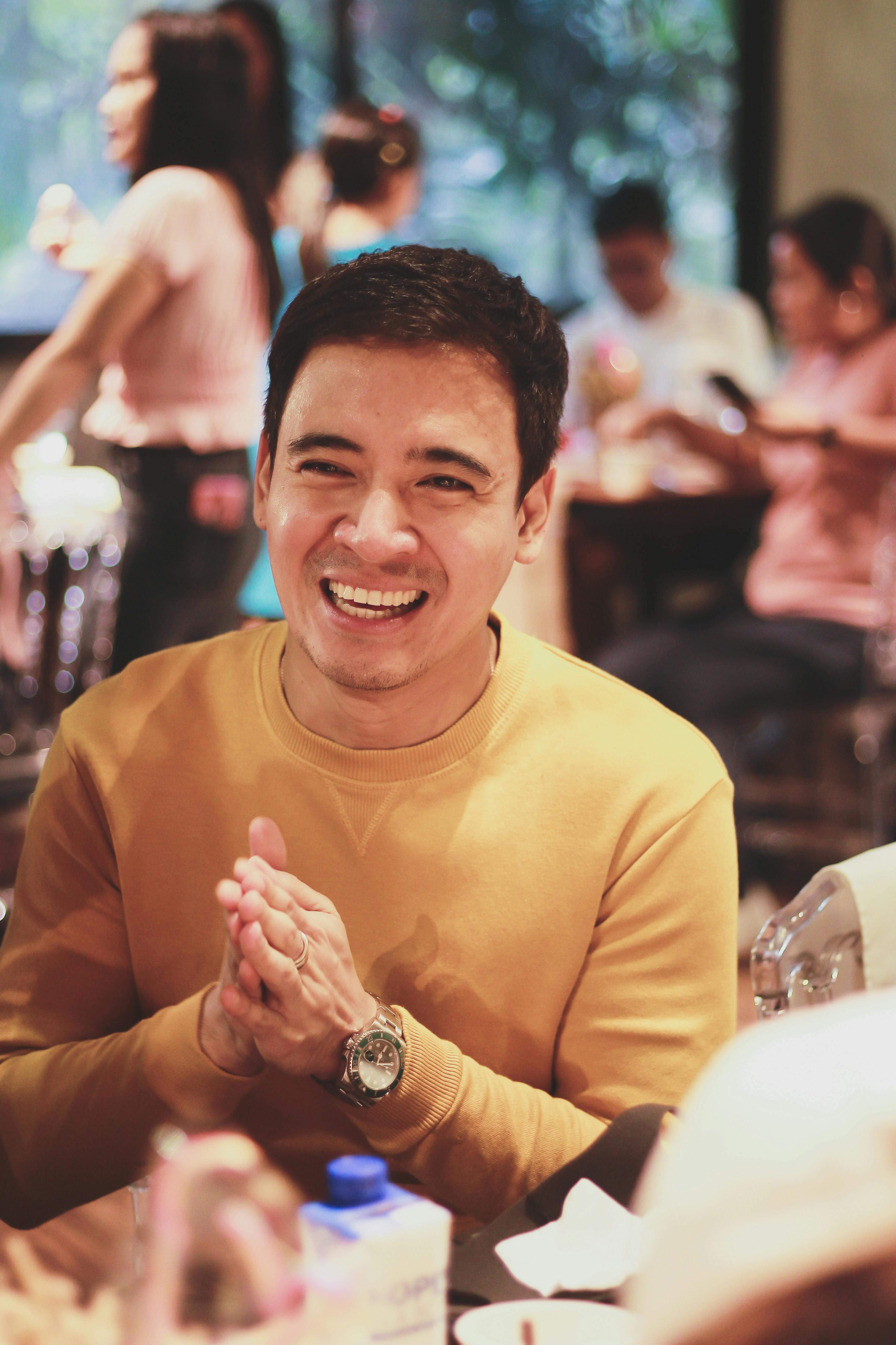 A happy man clapping | Source: Pexels