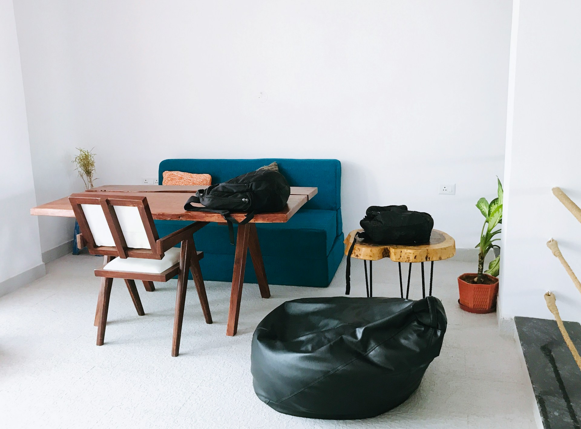 A black beanbag in a room | Source: Unsplash