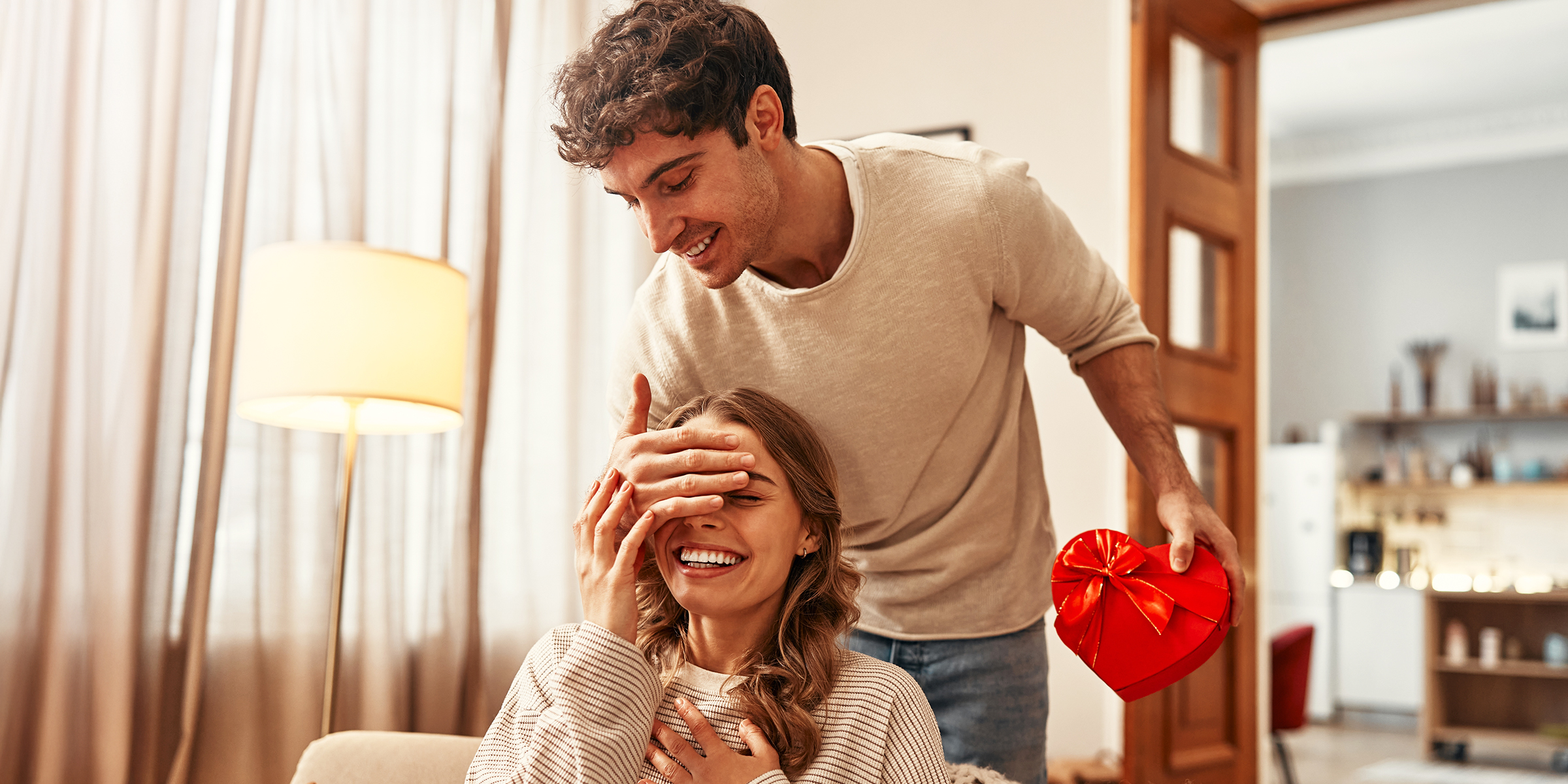 A man giving a gift to a woman | Source: Shutterstock