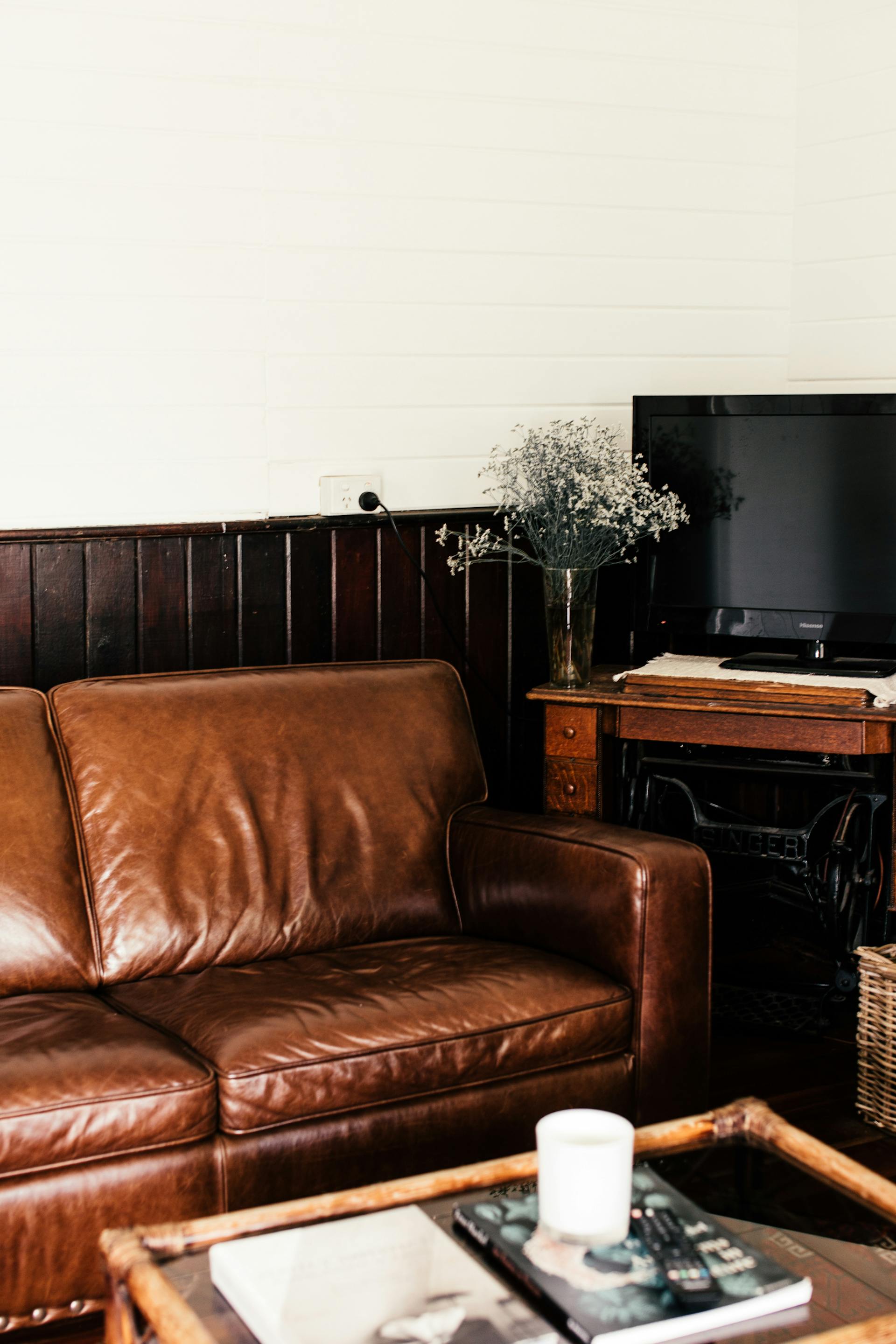 A TV close to a couch | Source: Pexels