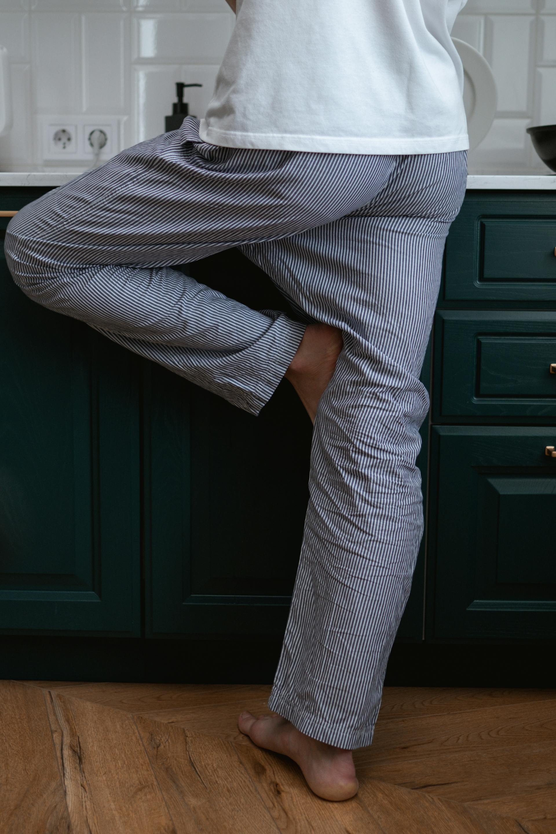 A man standing in a kitchen in his pajamas | Source: Pexels