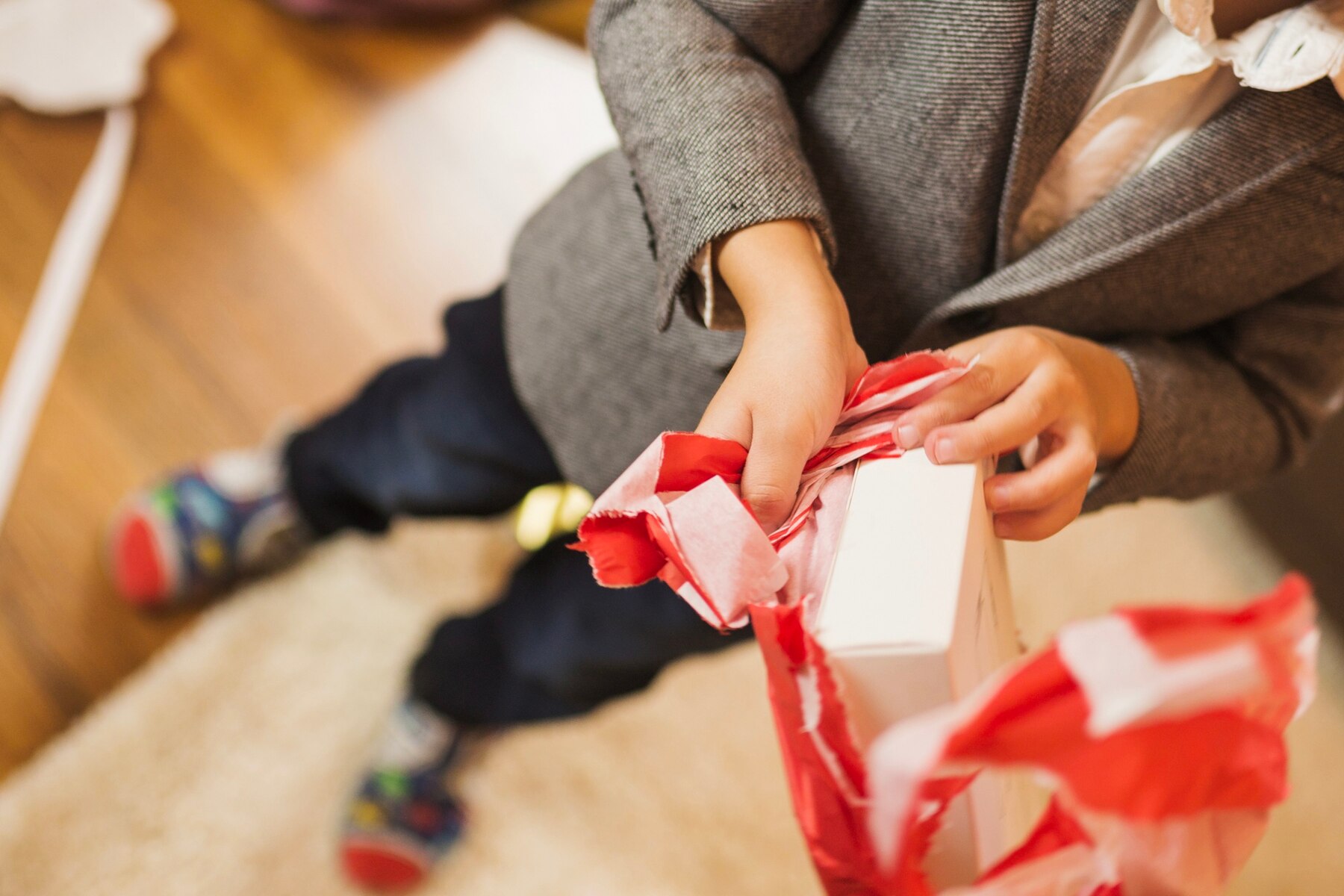 Unwrapping the gifts | Source: Freepik