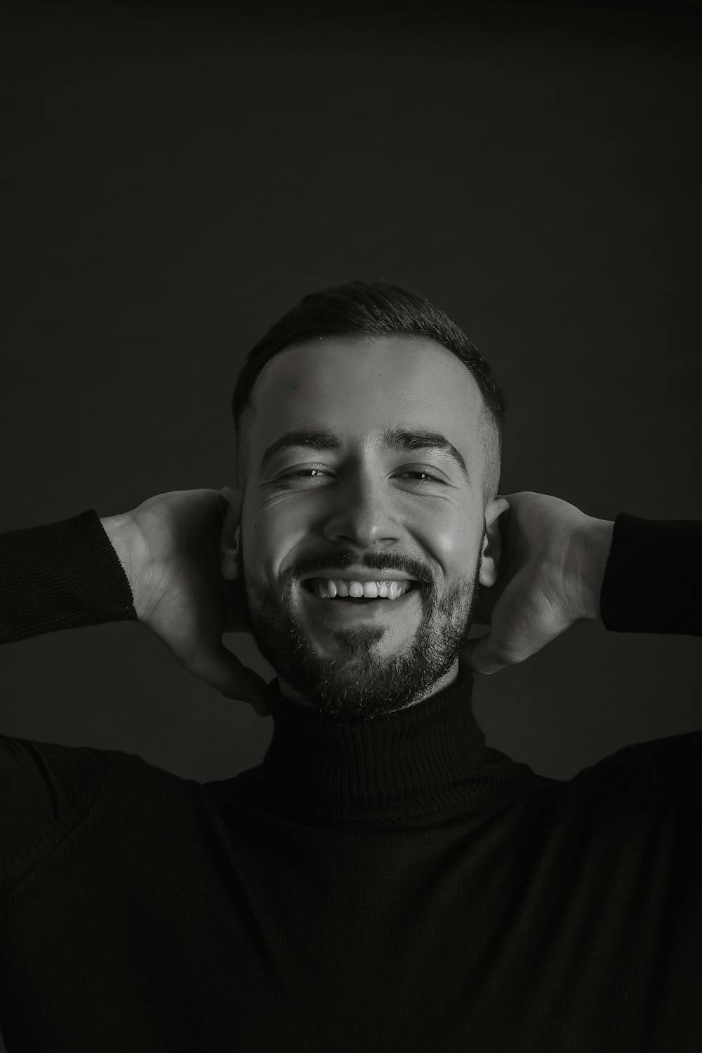 A light-hearted smiling man | Source: Pexels