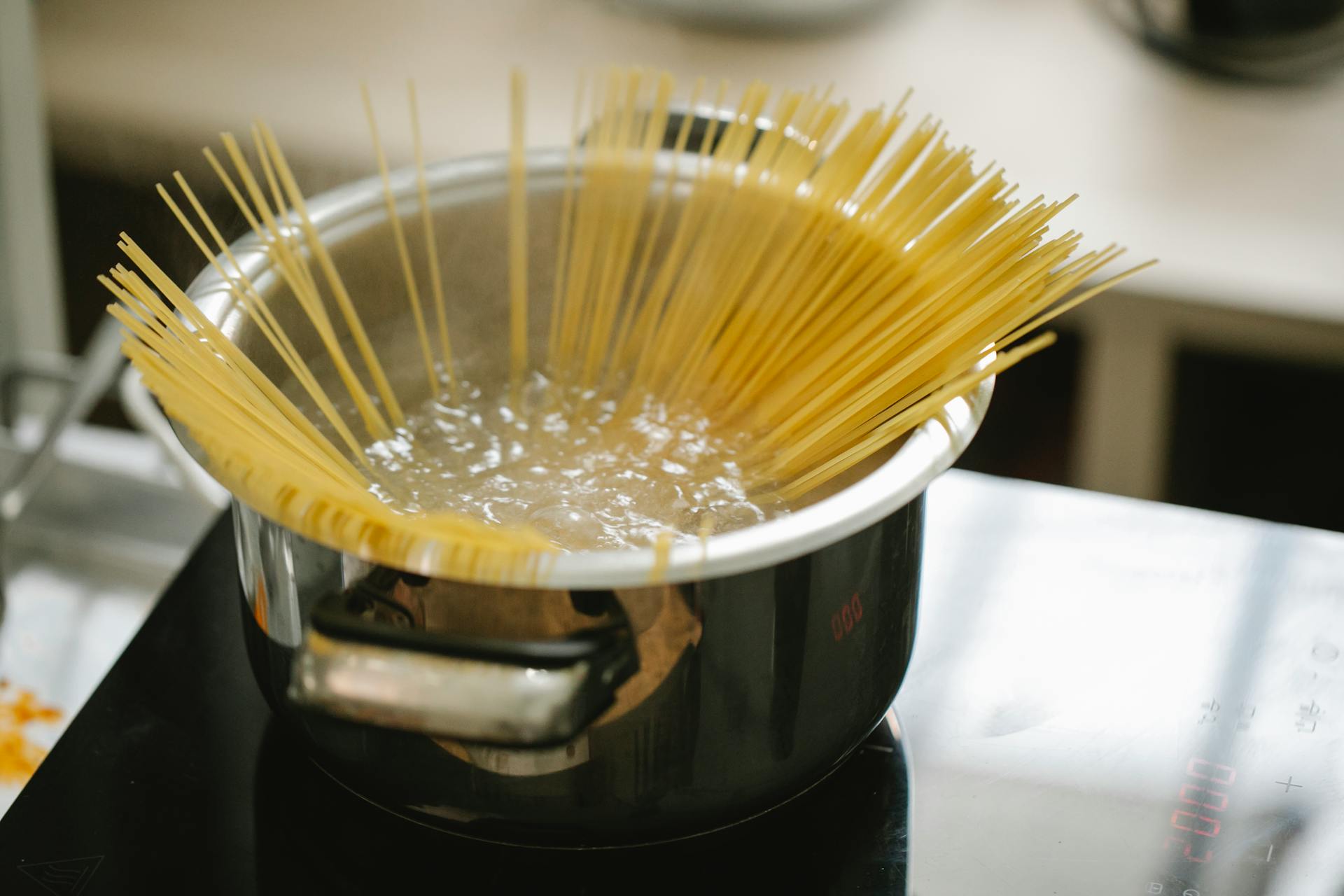Spaghetti cooking in a pan | Source: Pexels