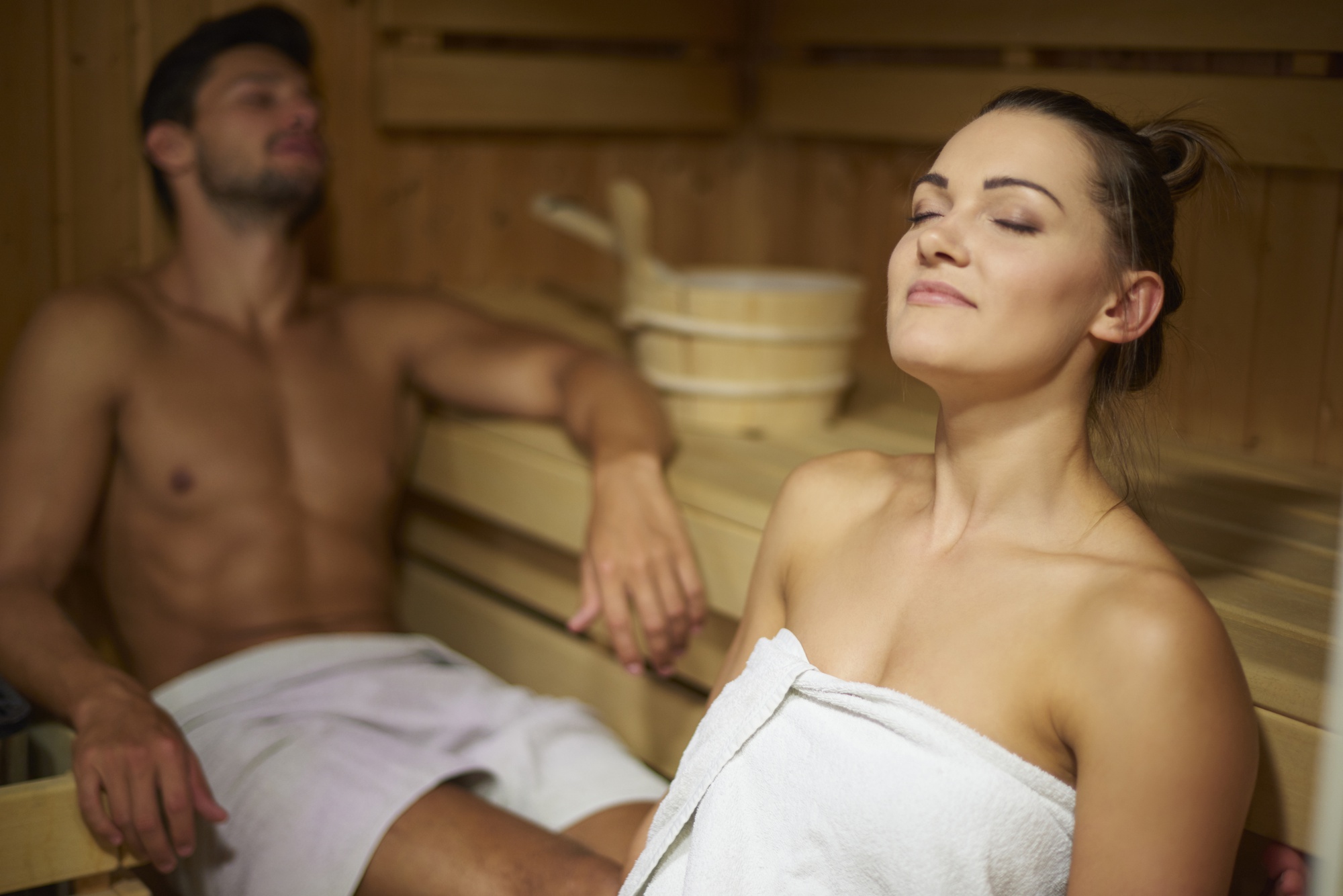 Um homem e uma mulher relaxando juntos em uma sauna | Fonte: Freepik