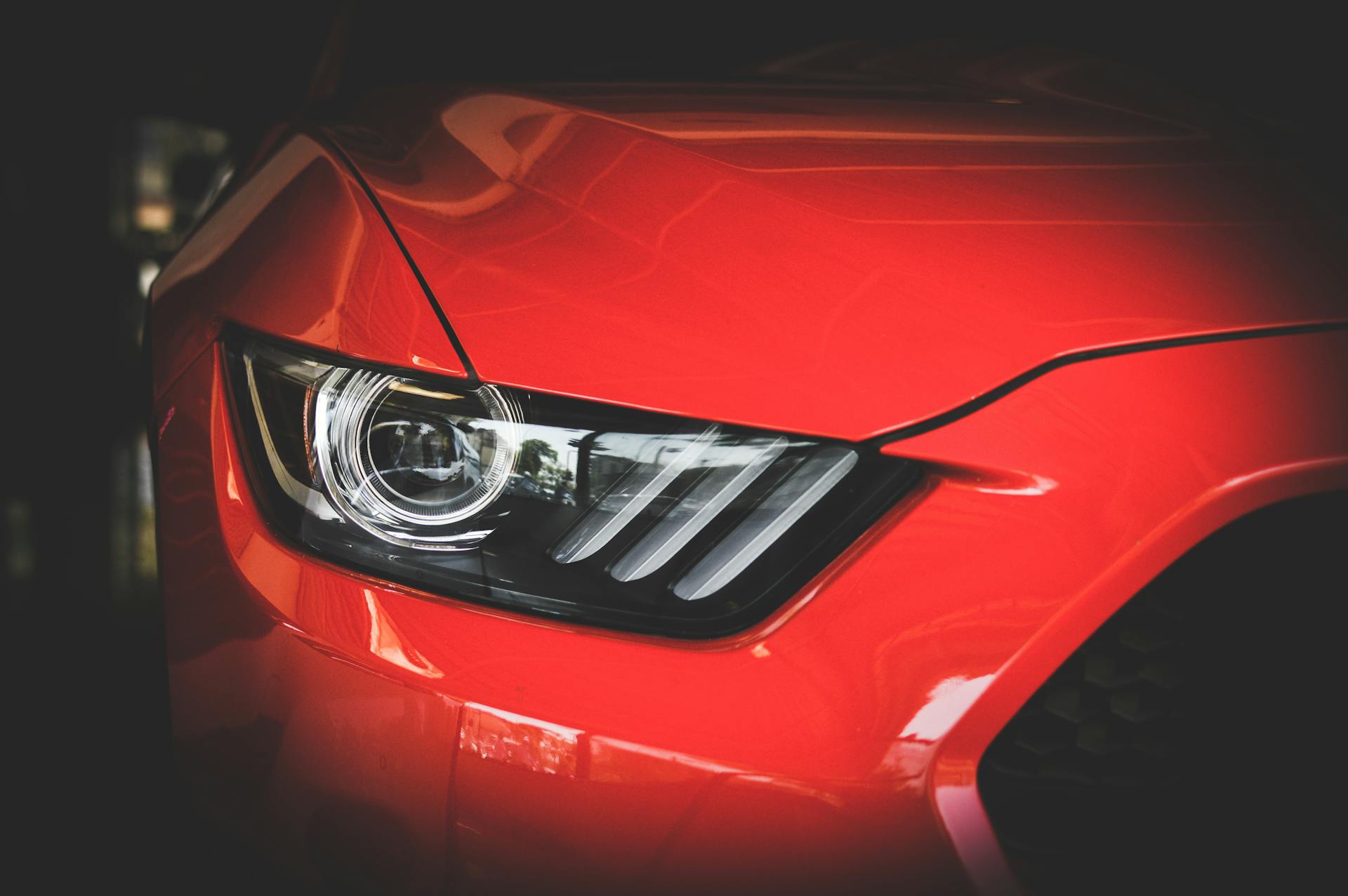 A car's headlight | Source: Pexels