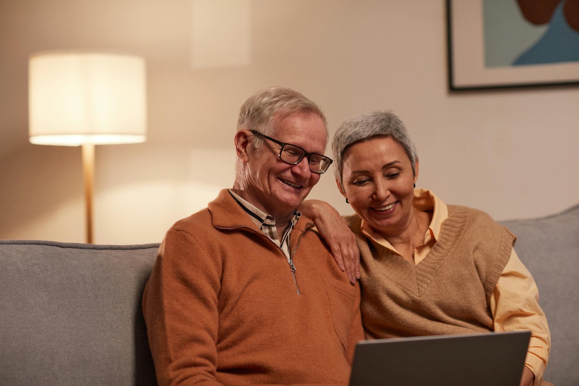 An older couple bonding | Source: Pexels