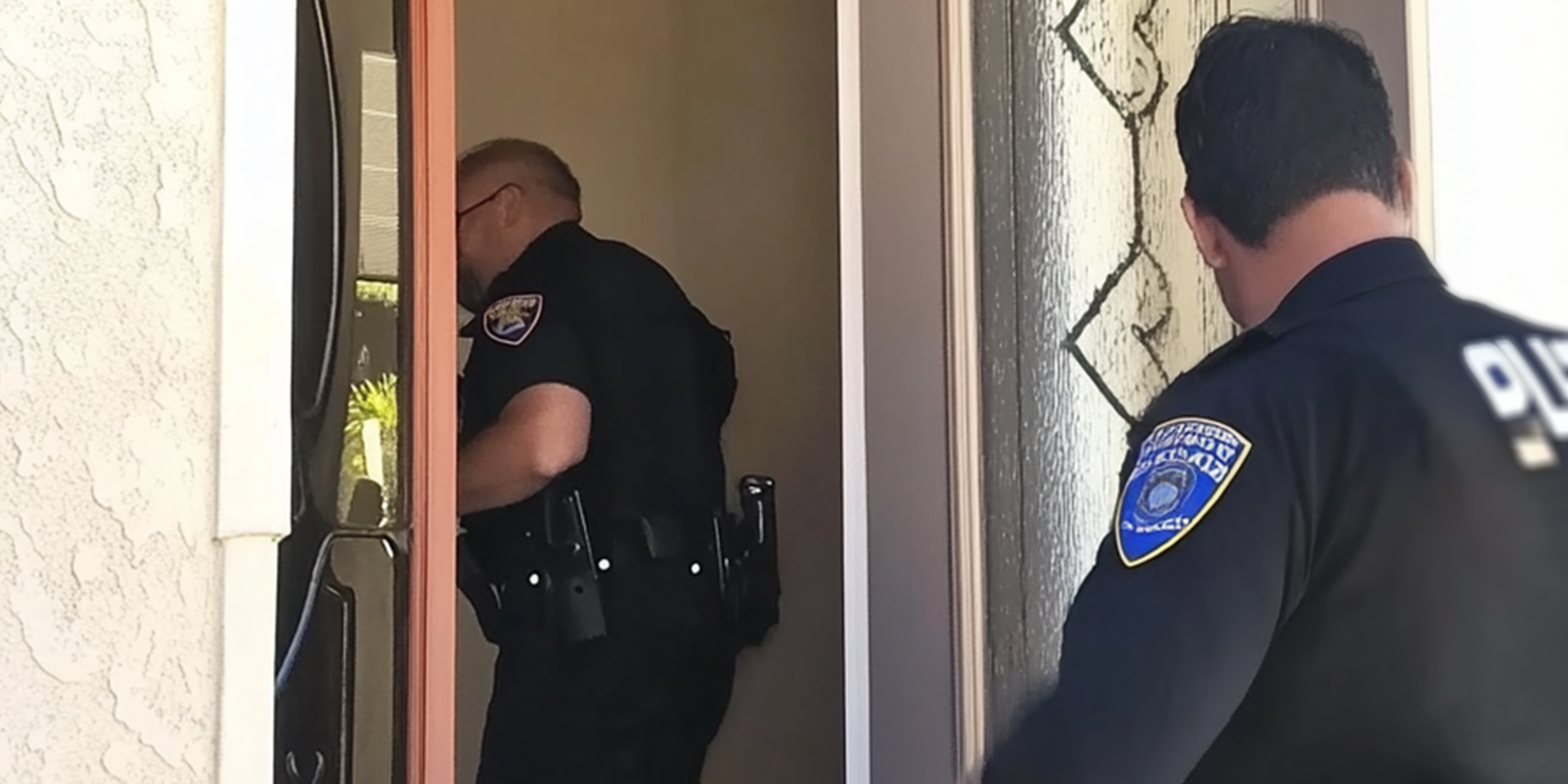 Police officers entering a house | Source: AmoMama