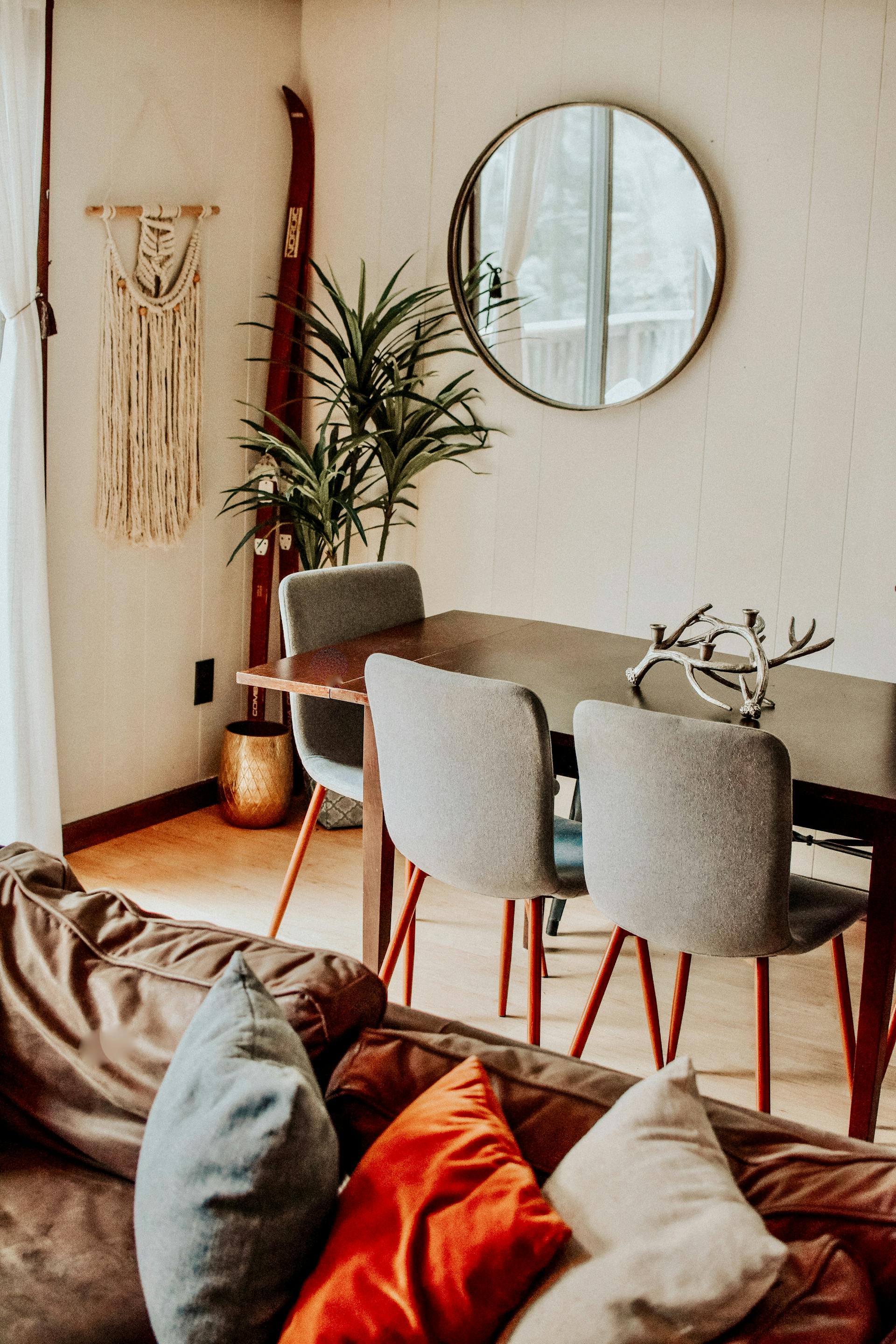 Chairs around a dining table | Source: Pexels