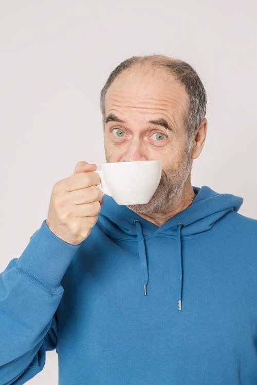 A man with a cup of tea | Source: Pexels