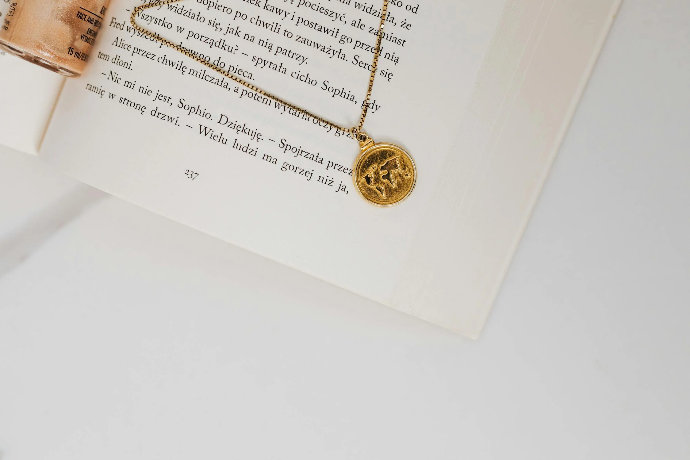 A golden necklace | Source: Pexels
