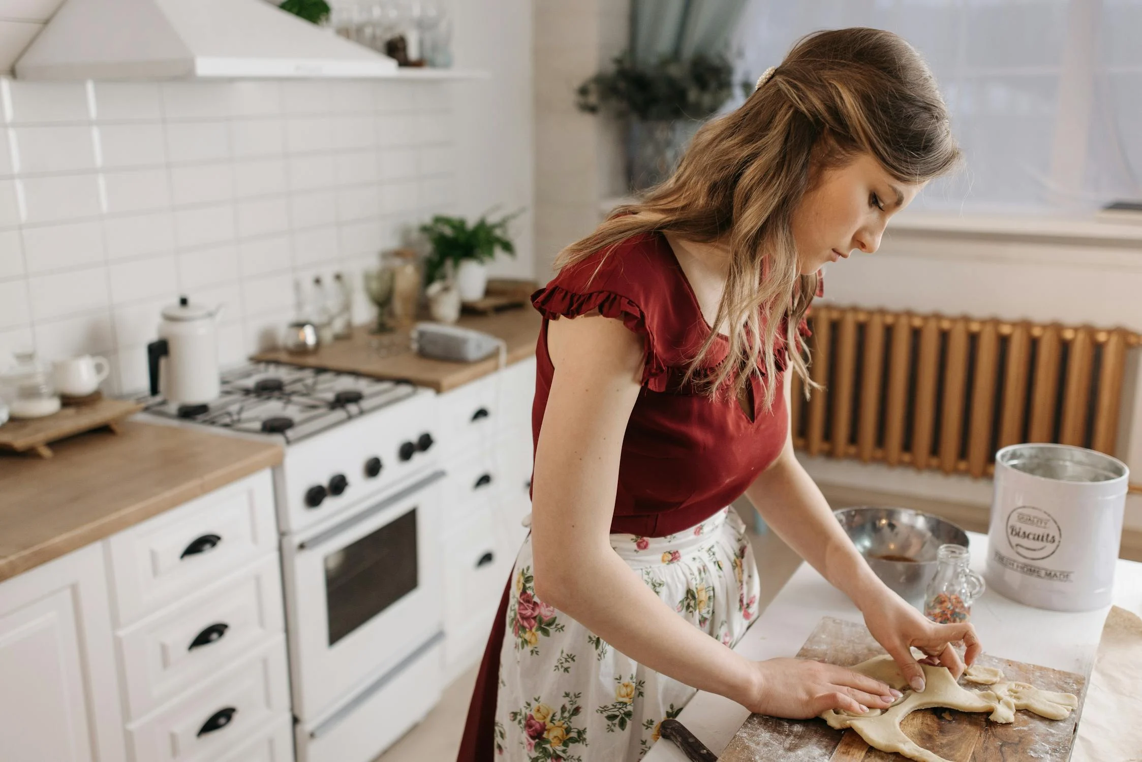 A woman baking | Source: Pexels