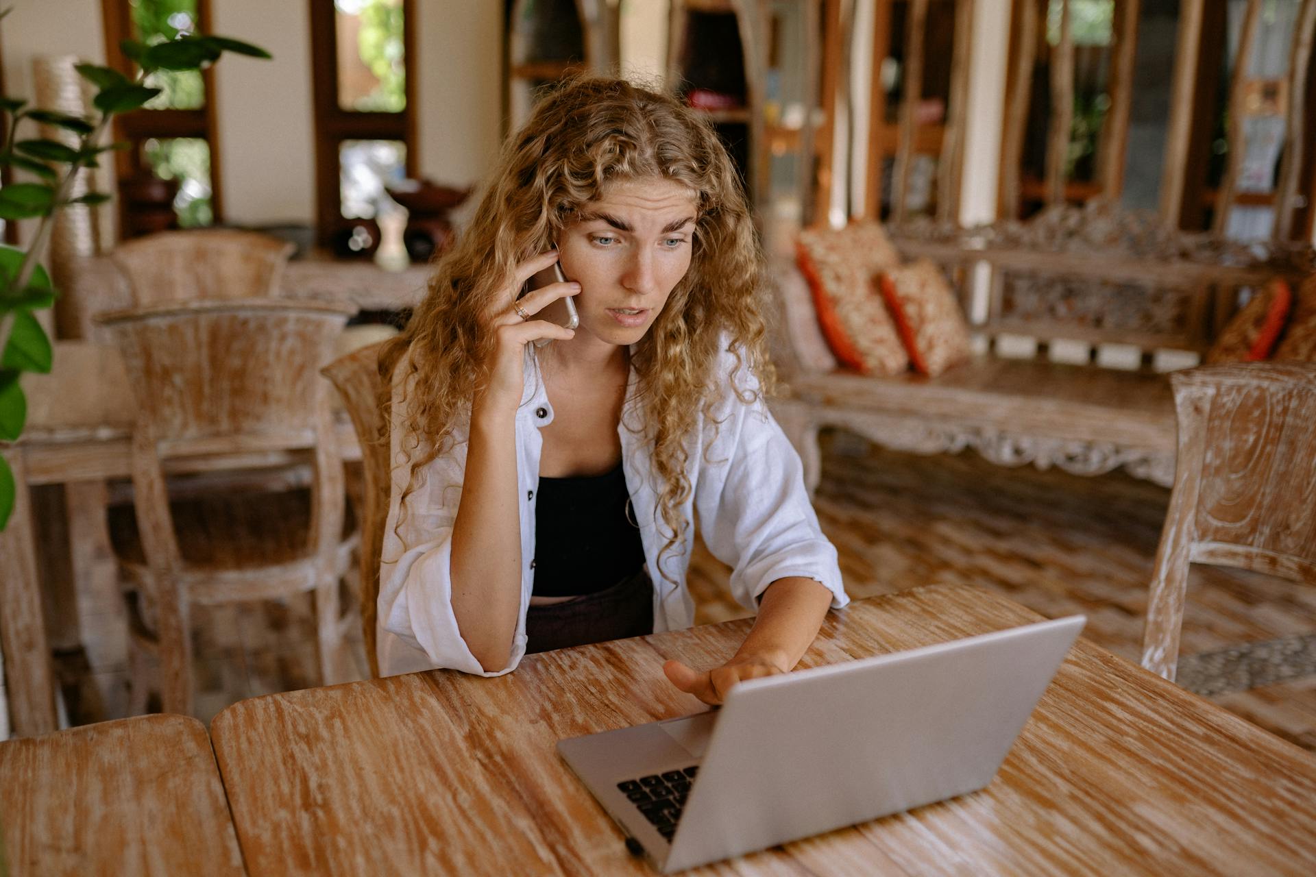 Anxious young woman talking on the phone | Source: Pexels