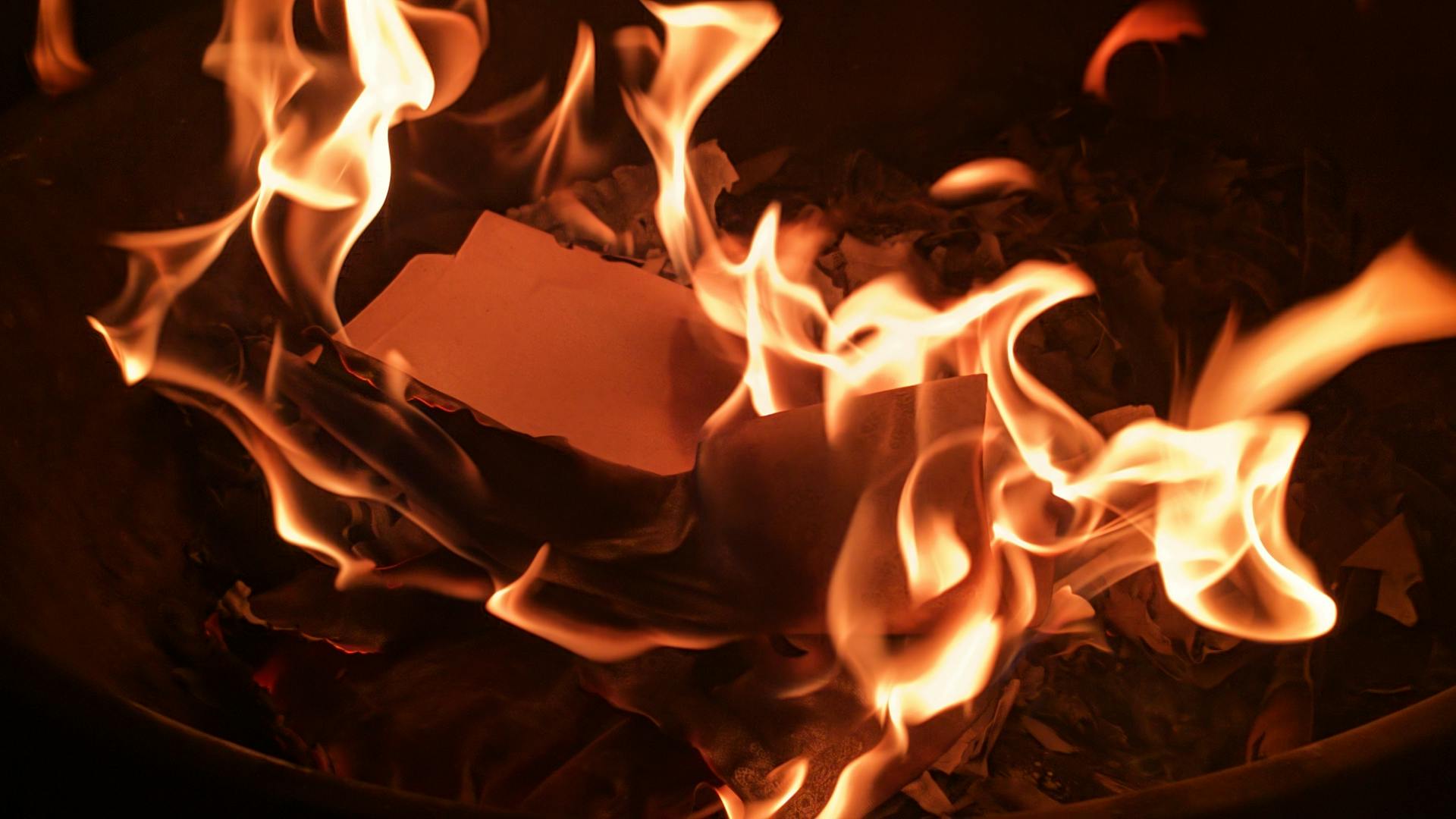 Flames engulfing a pile of burning paper | Source: Pexels