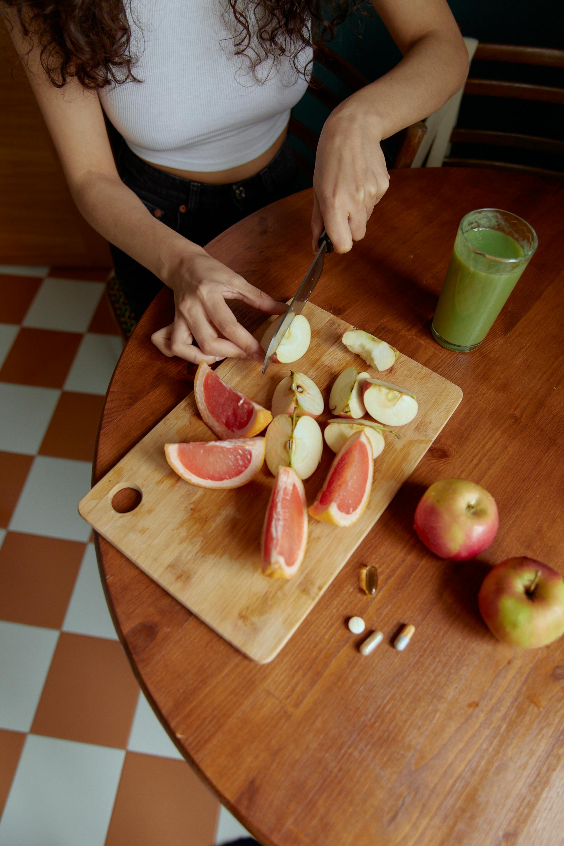 A person cutting fruit | Source: Pexels