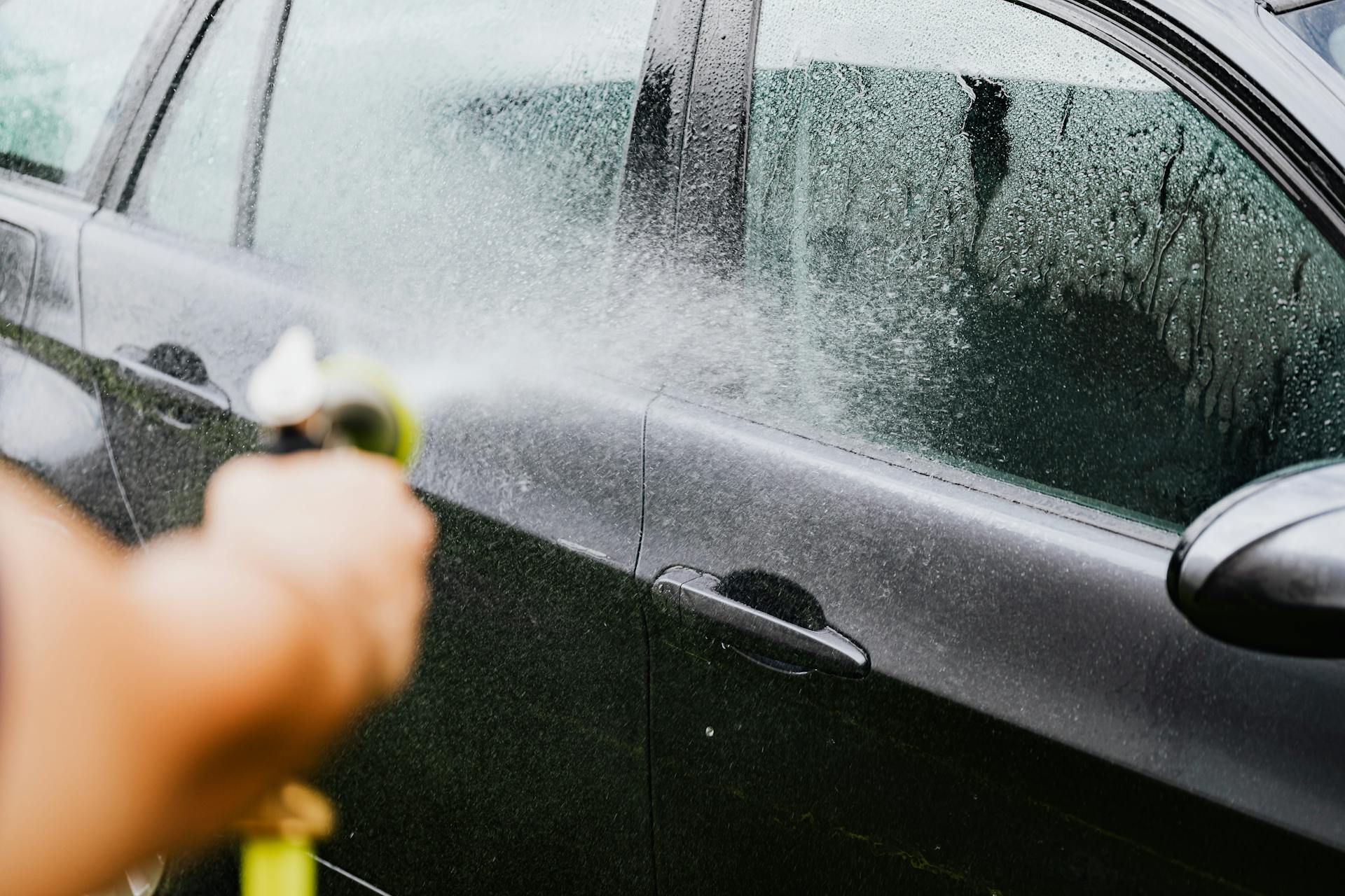 A person washing a car | Source: Pexels