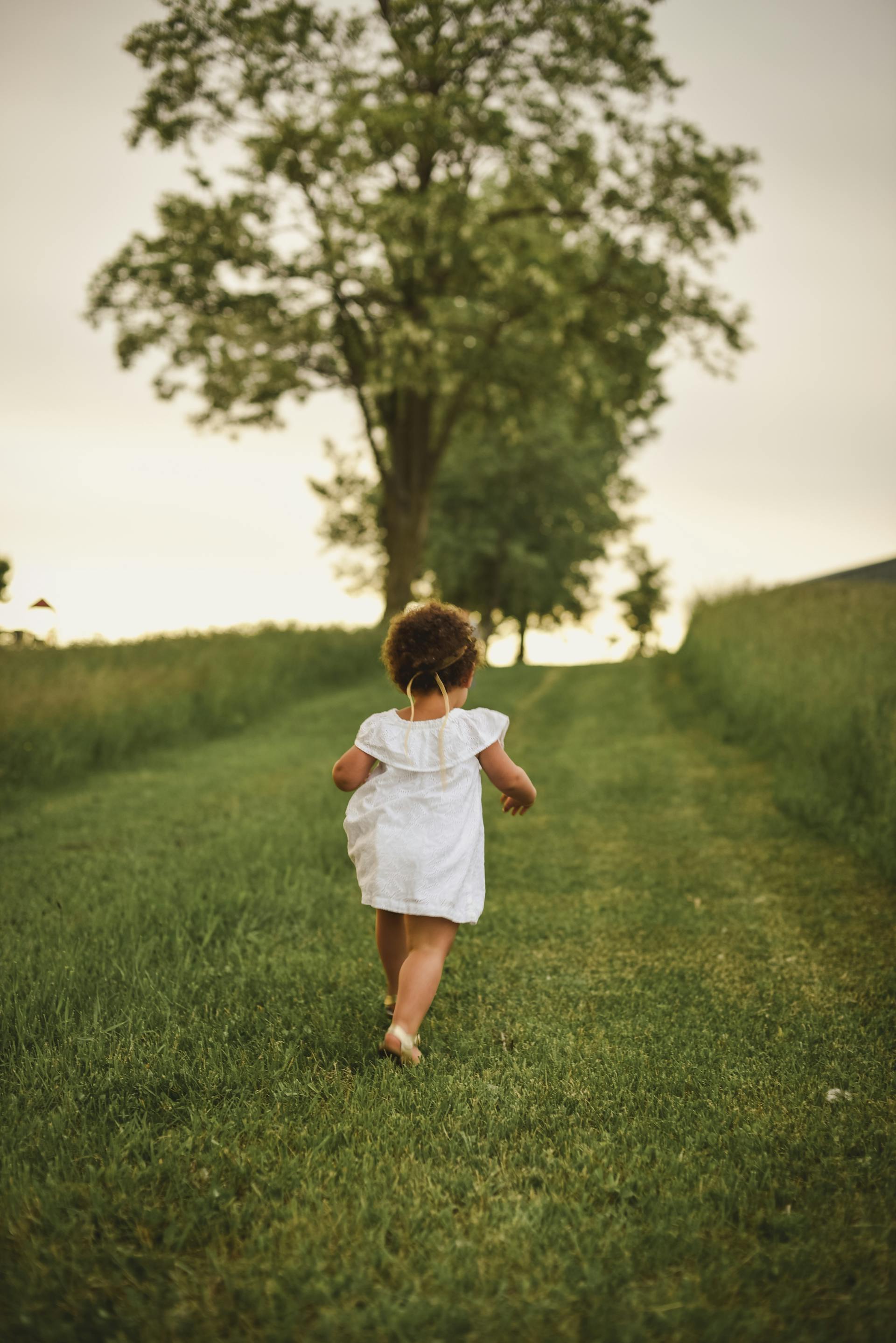 A little girl running | Source: Pexels