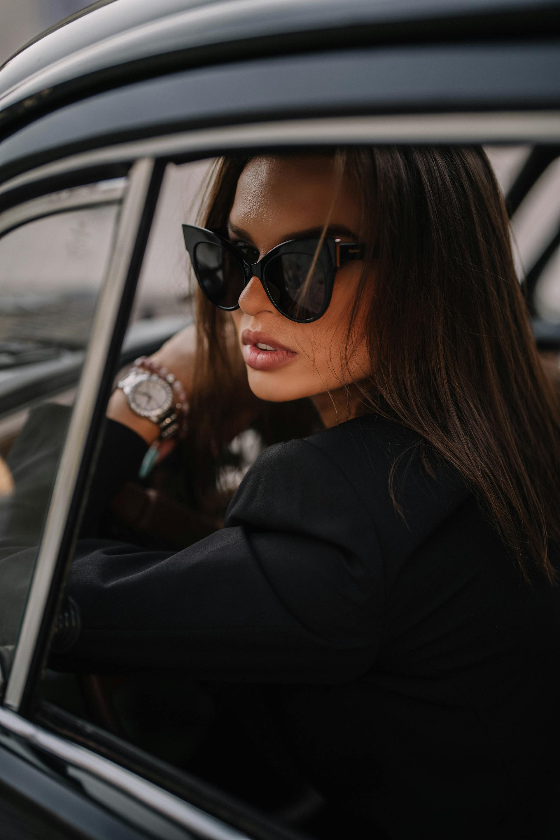 A suspicious woman sitting in a car | Source: Pexels