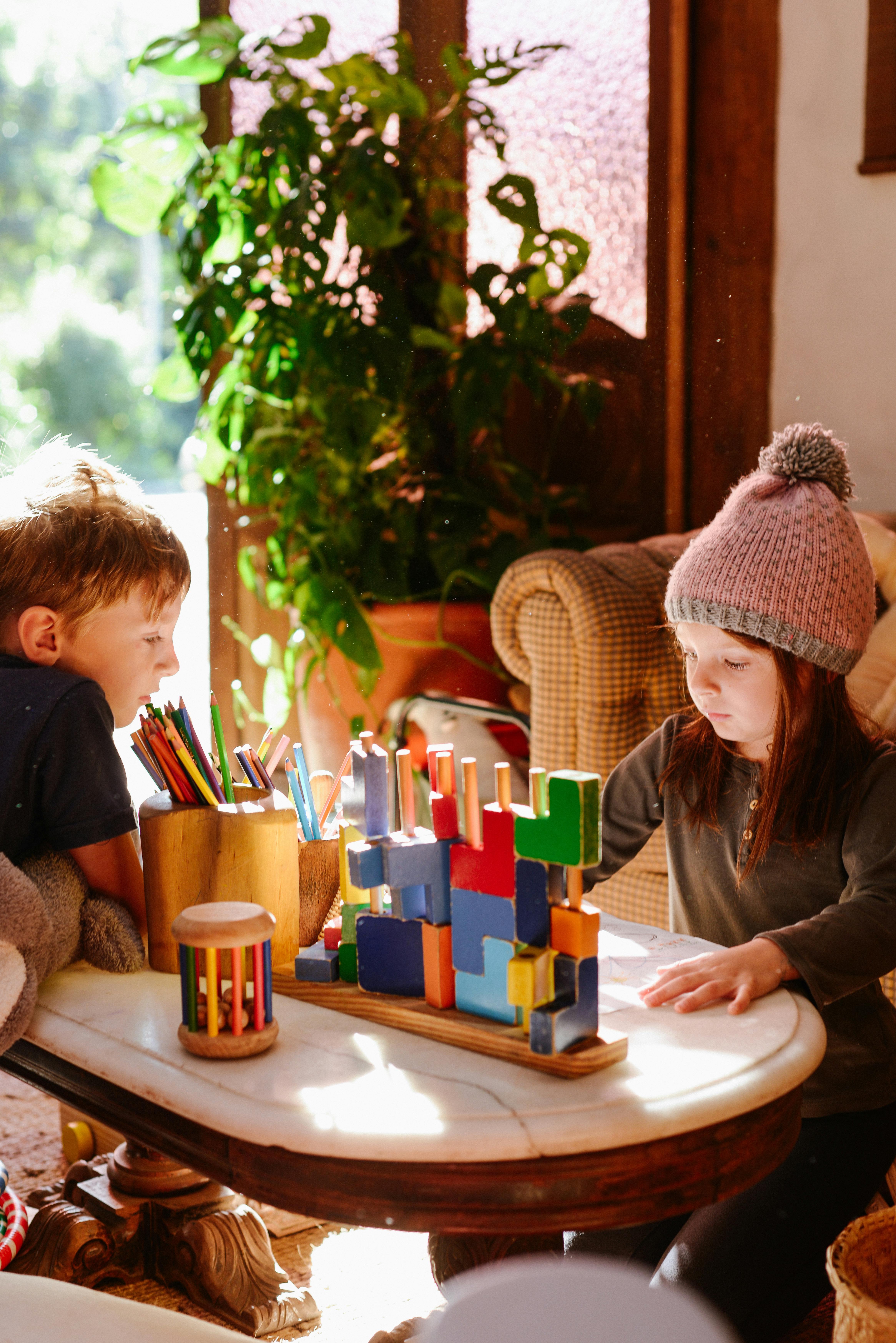 Two kids playing in the living room | Source: Pexels