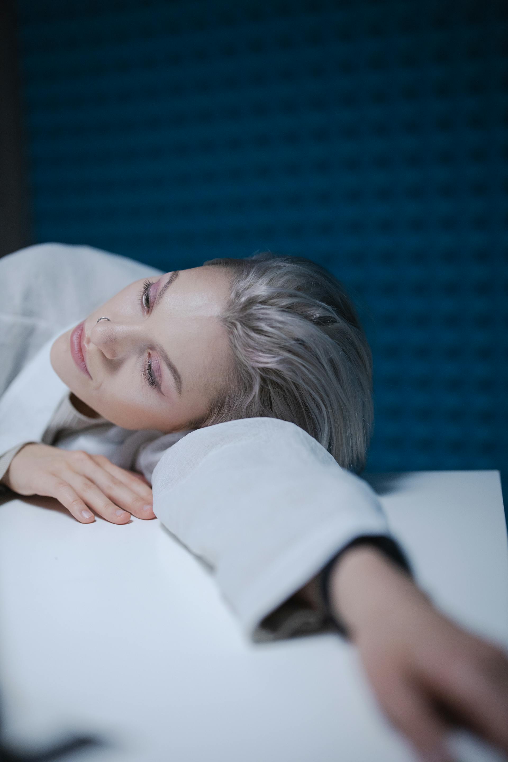 Smutna kobieta opierająca się o stół | Źródło: Pexels