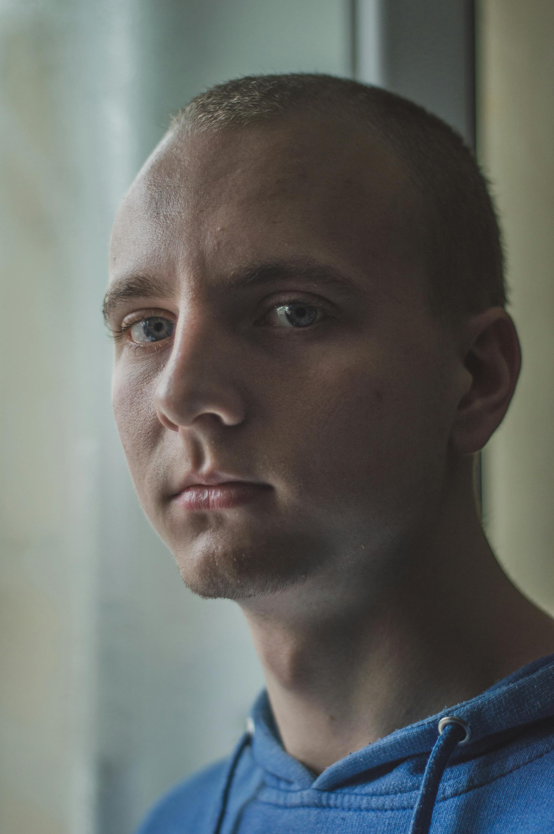 A man with short hair and blue eyes looking forward | Source: Pexels