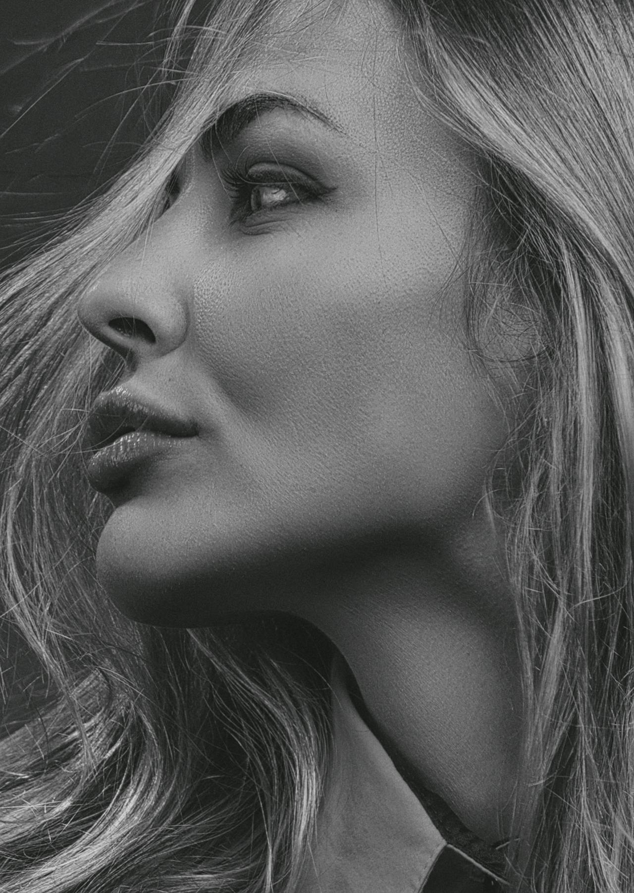 Grayscale shot of a woman pouting her lips | Source: Pexels
