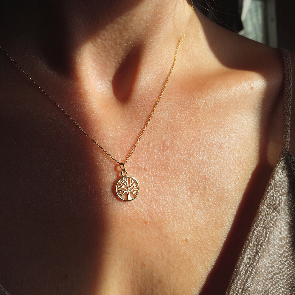 A woman wearing a gold necklace | Source: Midjourney