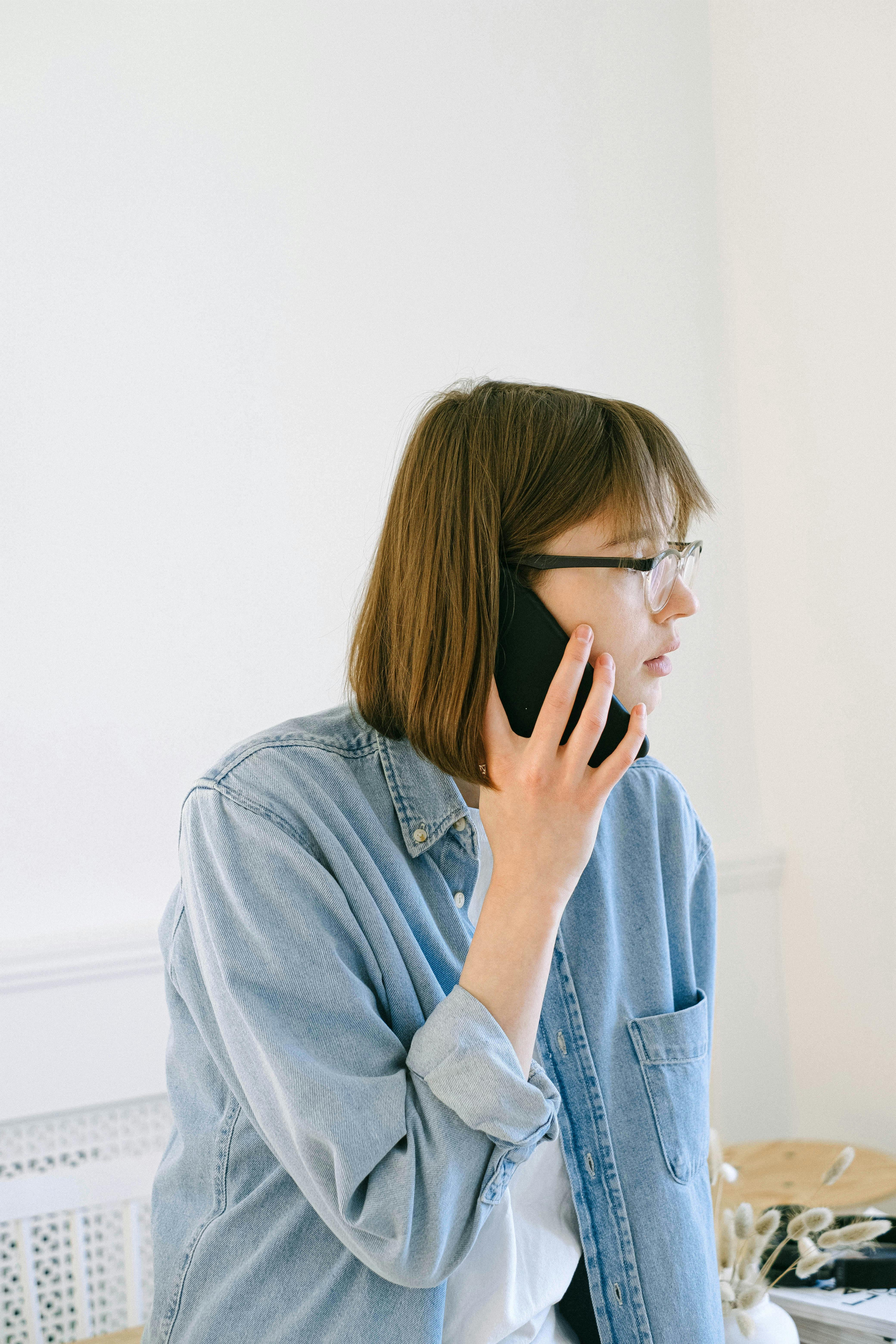 A serious woman on a call | Source: Pexels