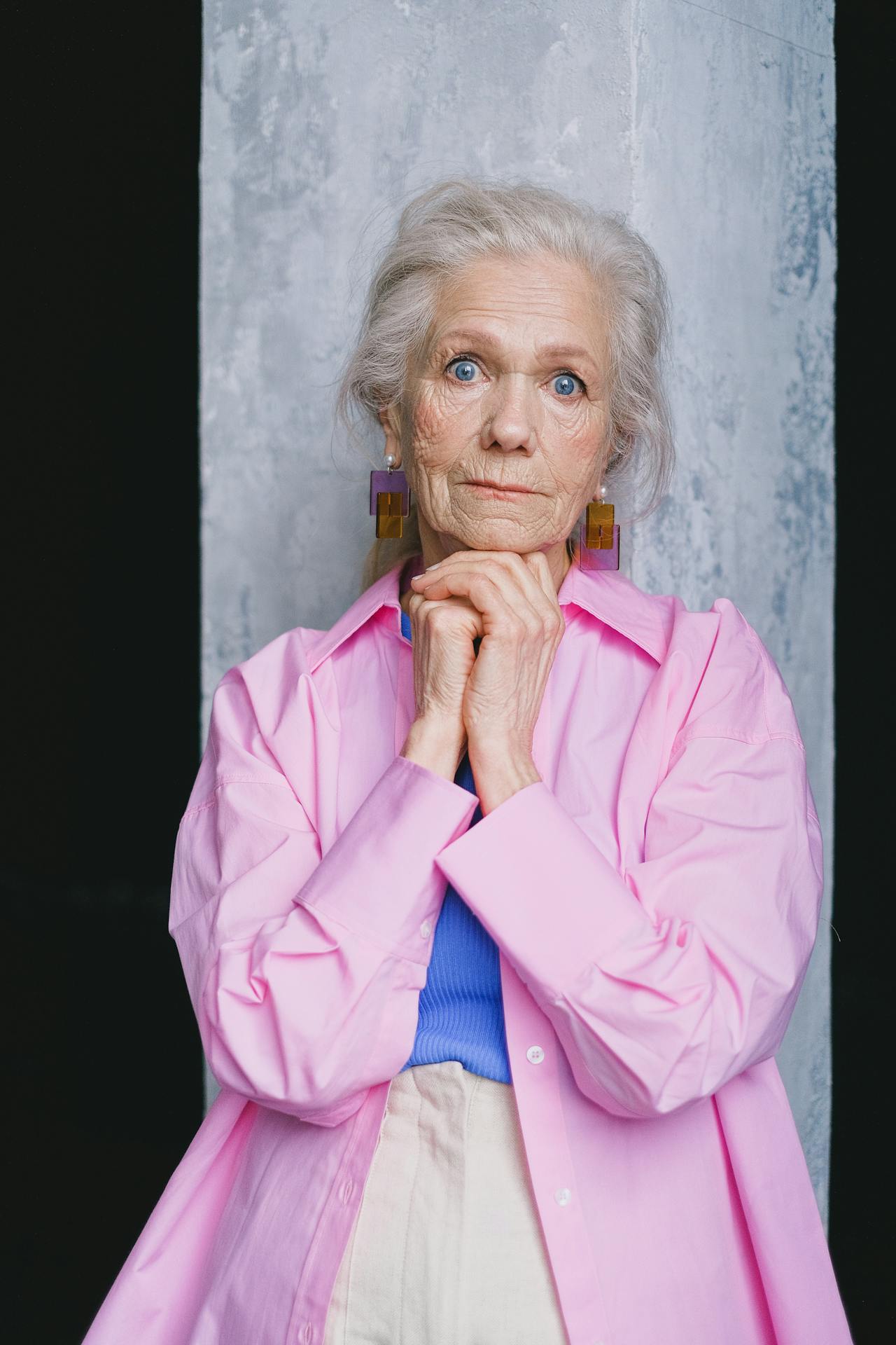 A stunned elderly woman | Source: Pexels