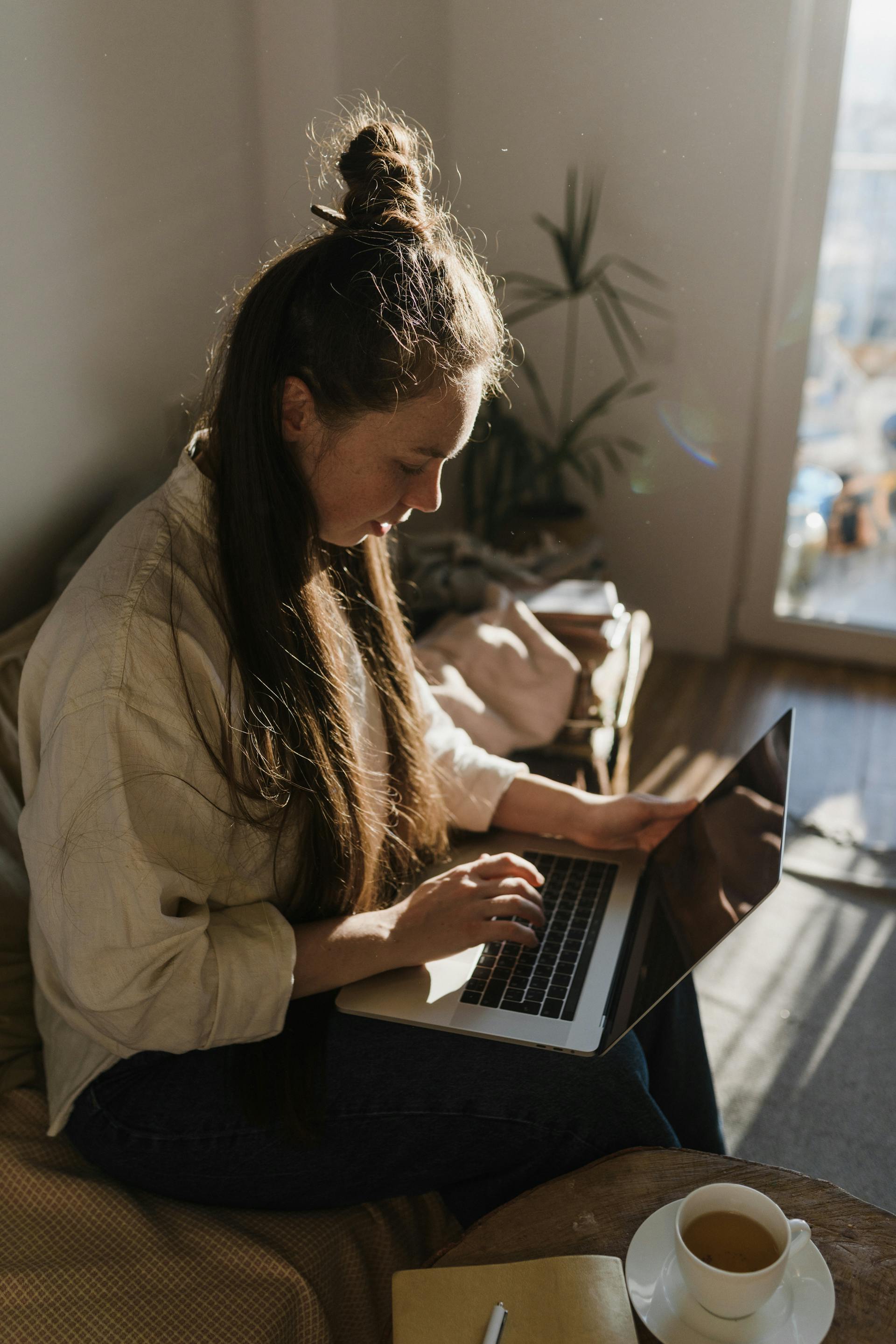 A young woman working on her laptop | Source: Pexels