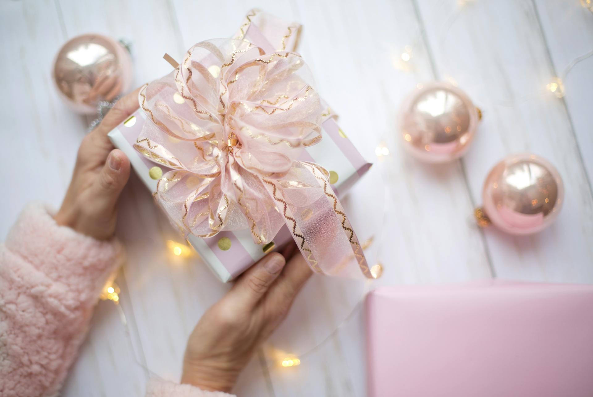 A person holding a gift | Source: Pexels