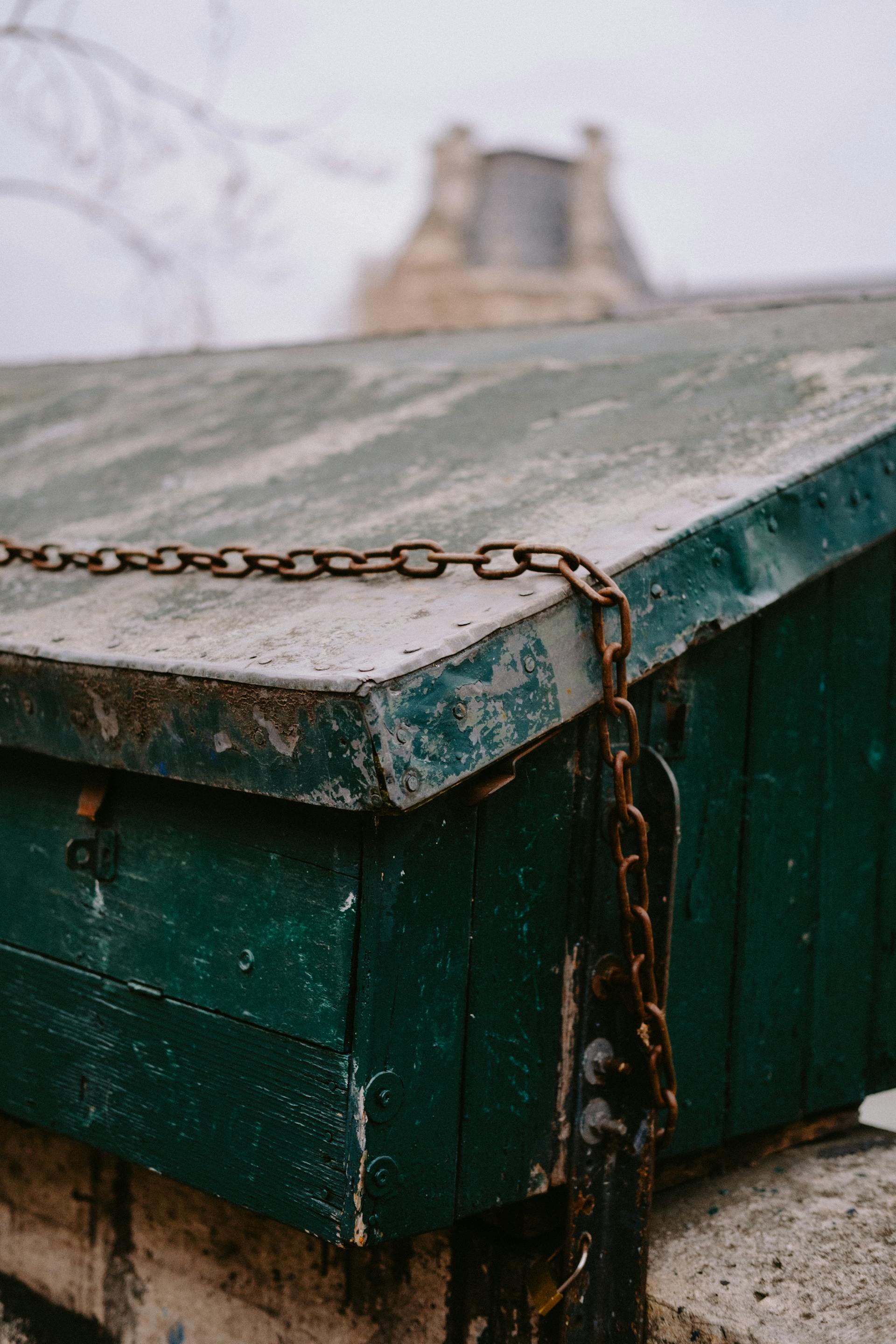 An old box | Source: Pexels