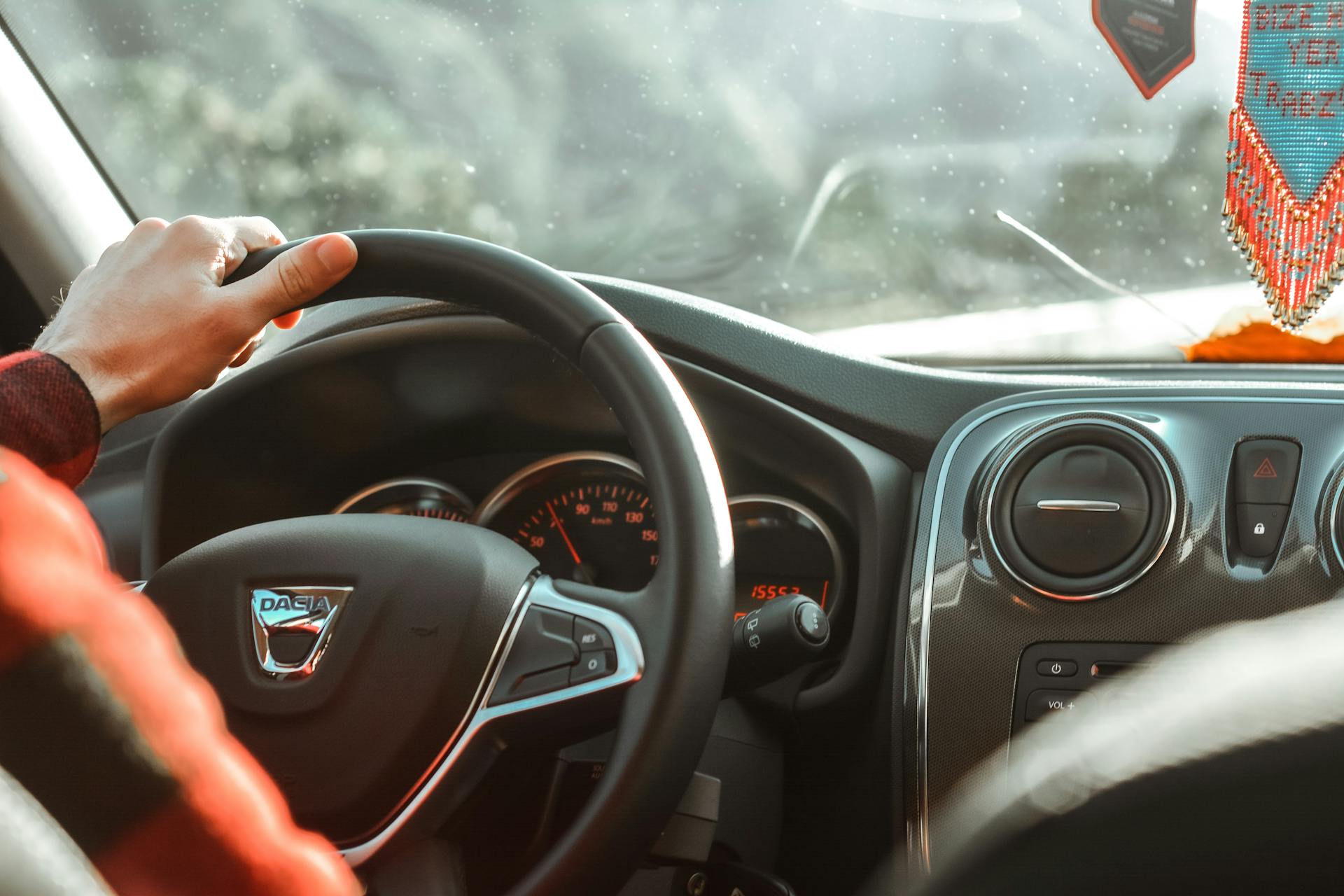 A man holding a steering wheel | Source: Pexels