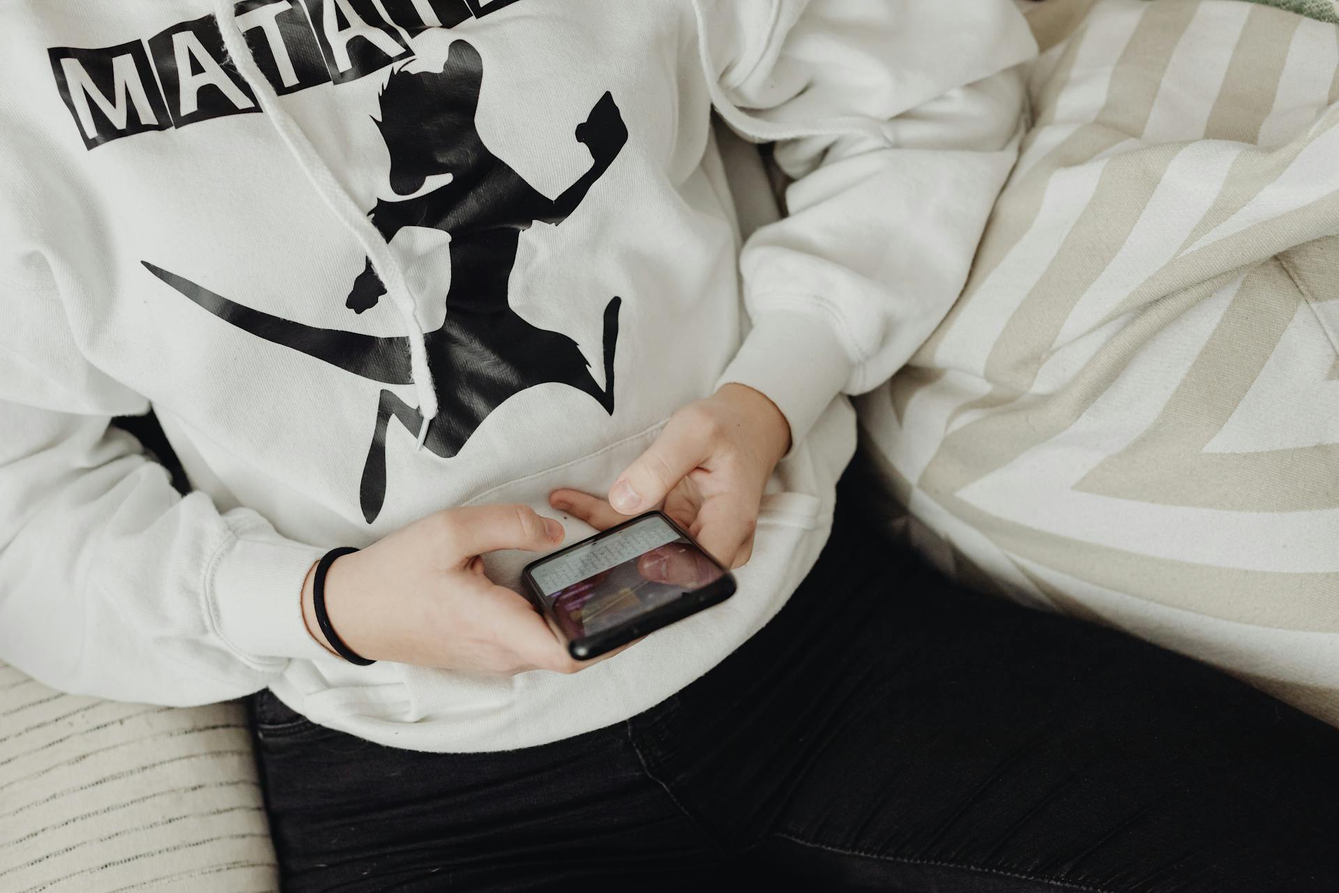 A man using his phone | Source: Pexels