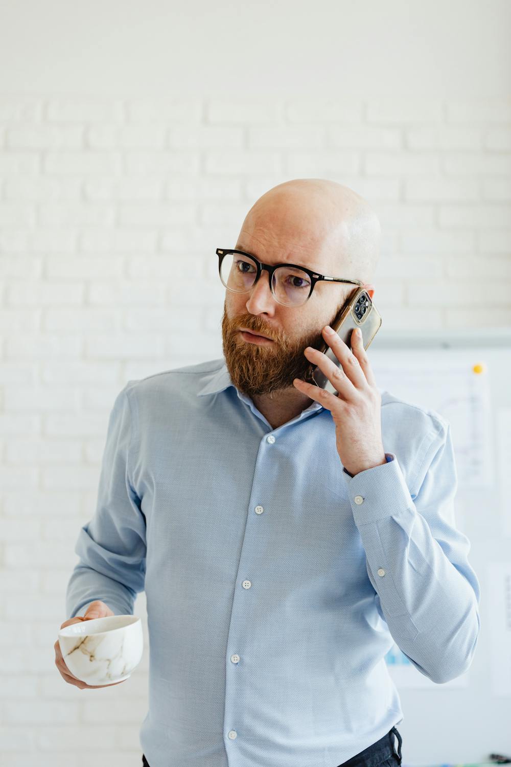 Un homme sérieux au téléphone | Source : Pexels