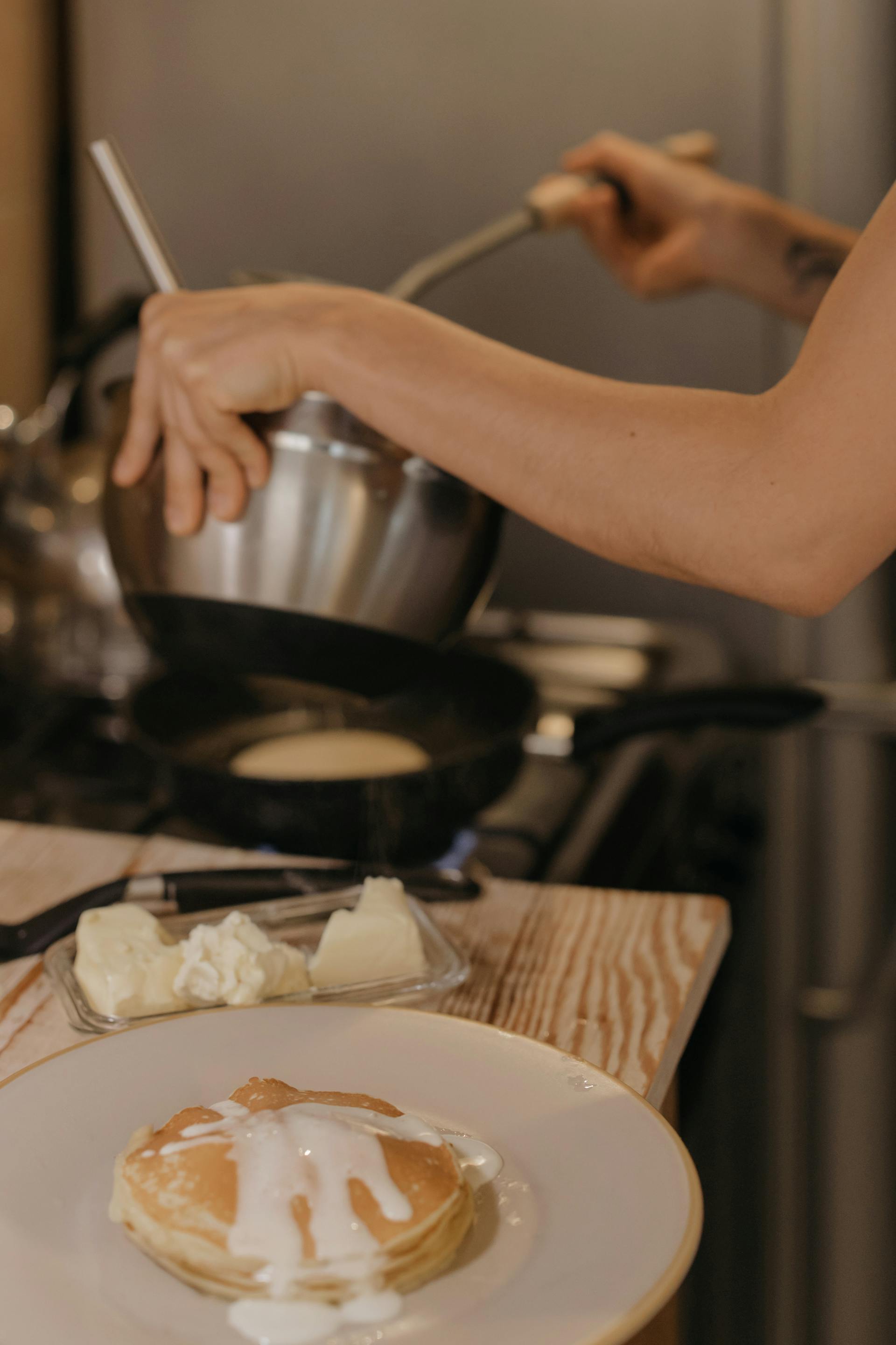 A person making pancakes | Source: Pexels