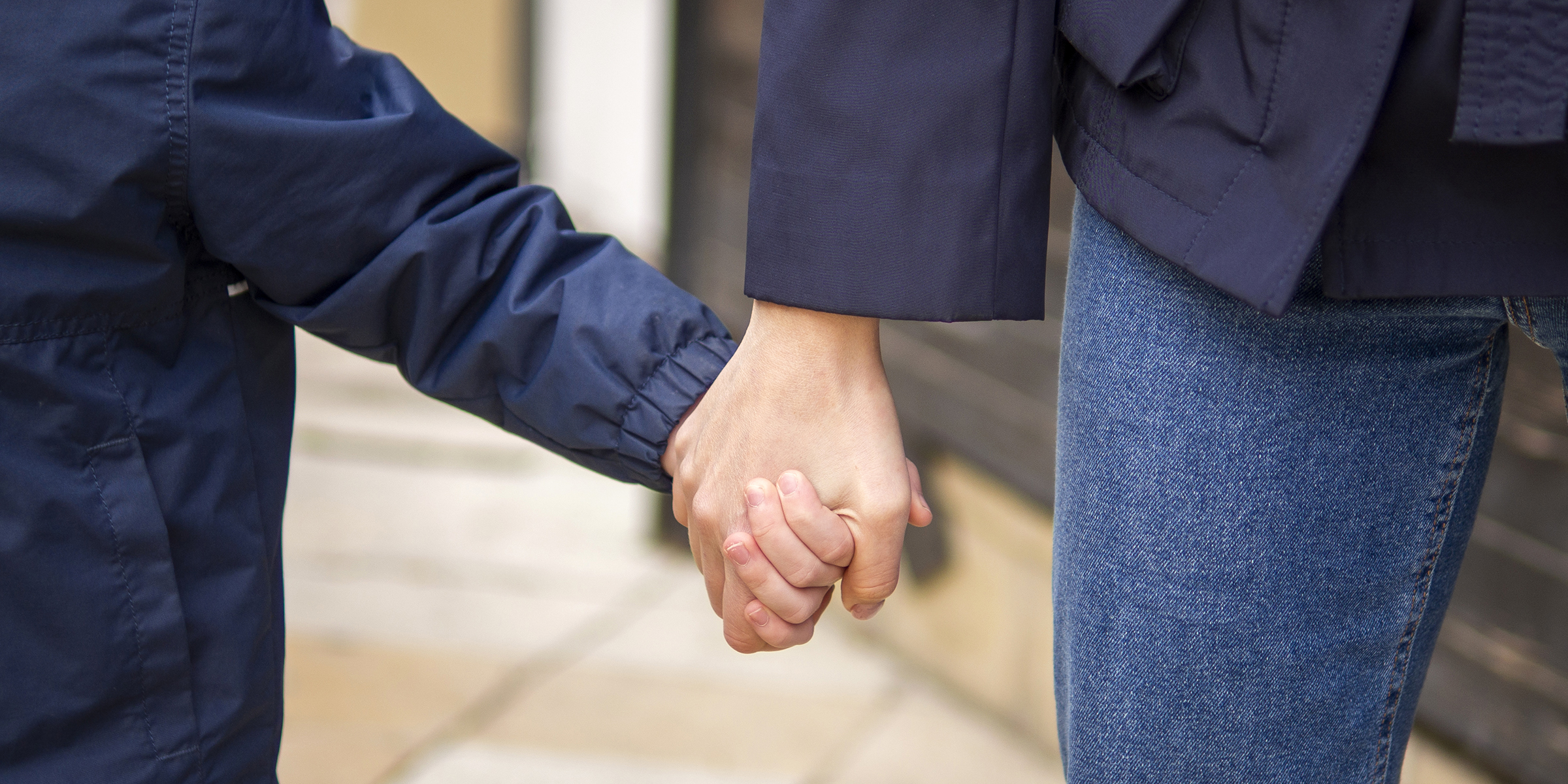 A person holding a child's hand | Source: Freepik