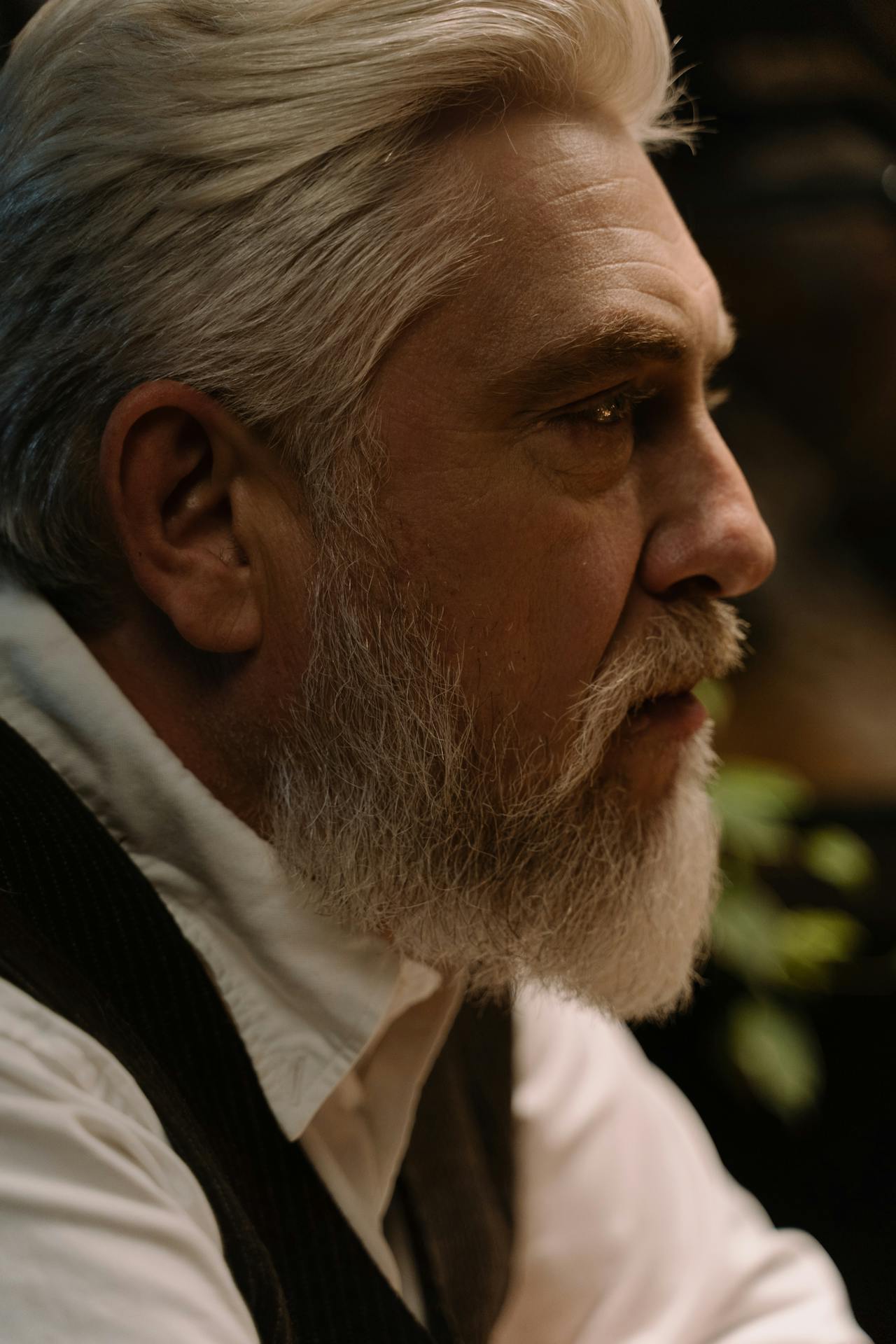 Side view of a stunned older man | Source: Pexels