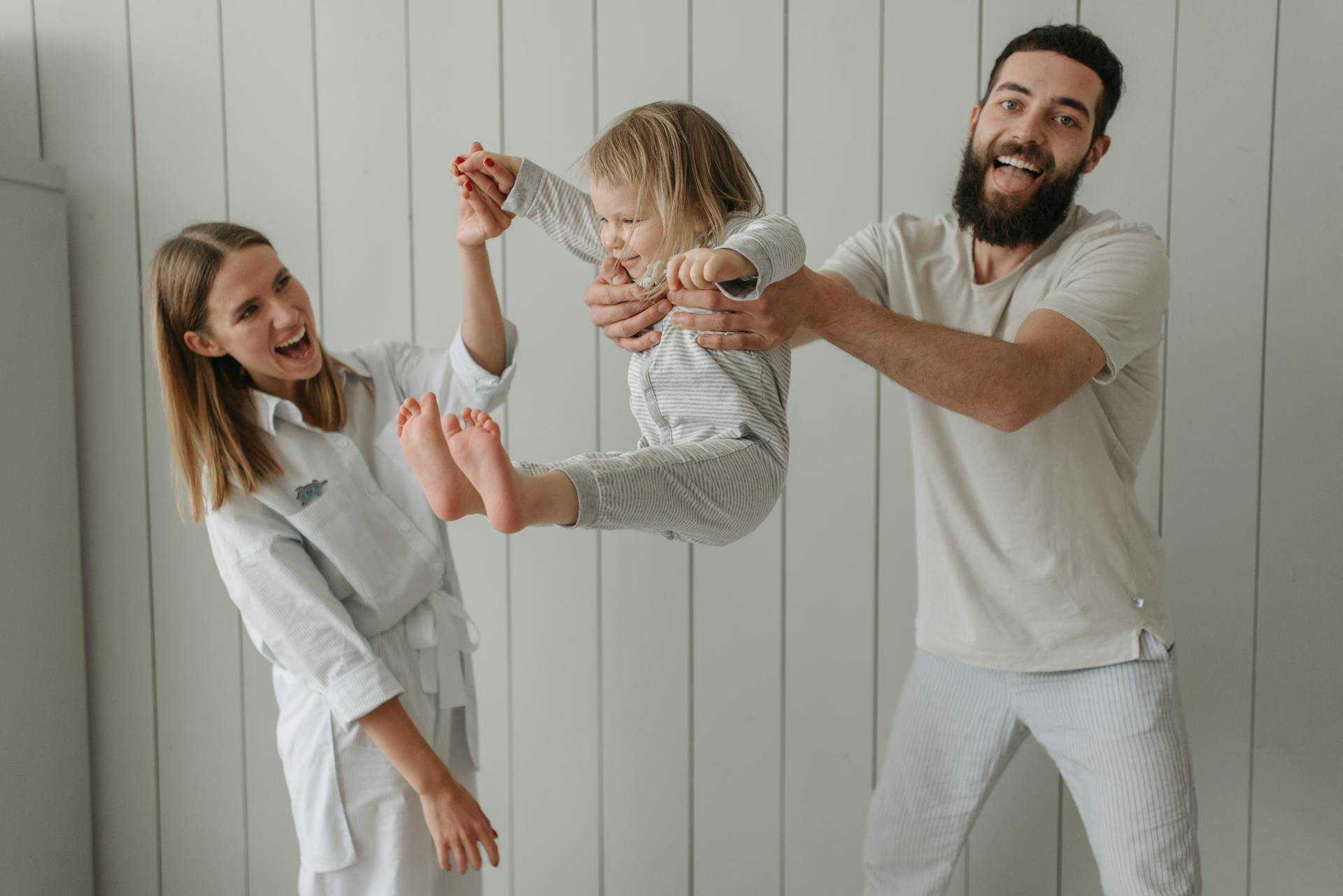 A man and woman with a young girl | Source: Pexels