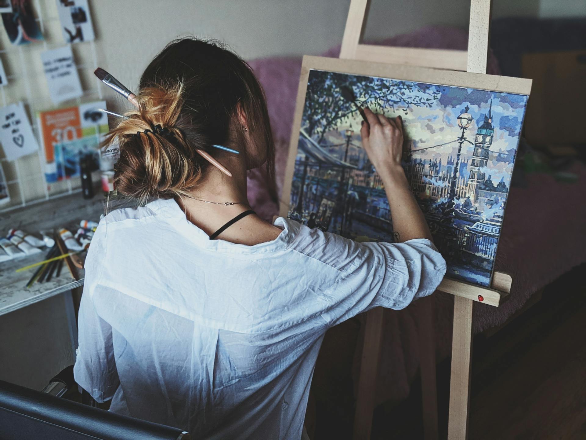 Une femme peint un tableau sur une toile | Source : Pexels