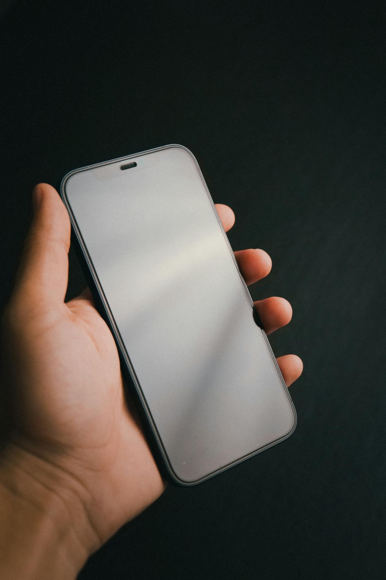 A man holding his phone | Source: Pexels