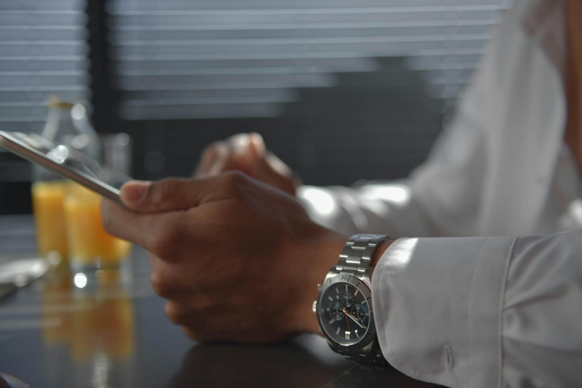 A silver wristwatch | Source: Pexels