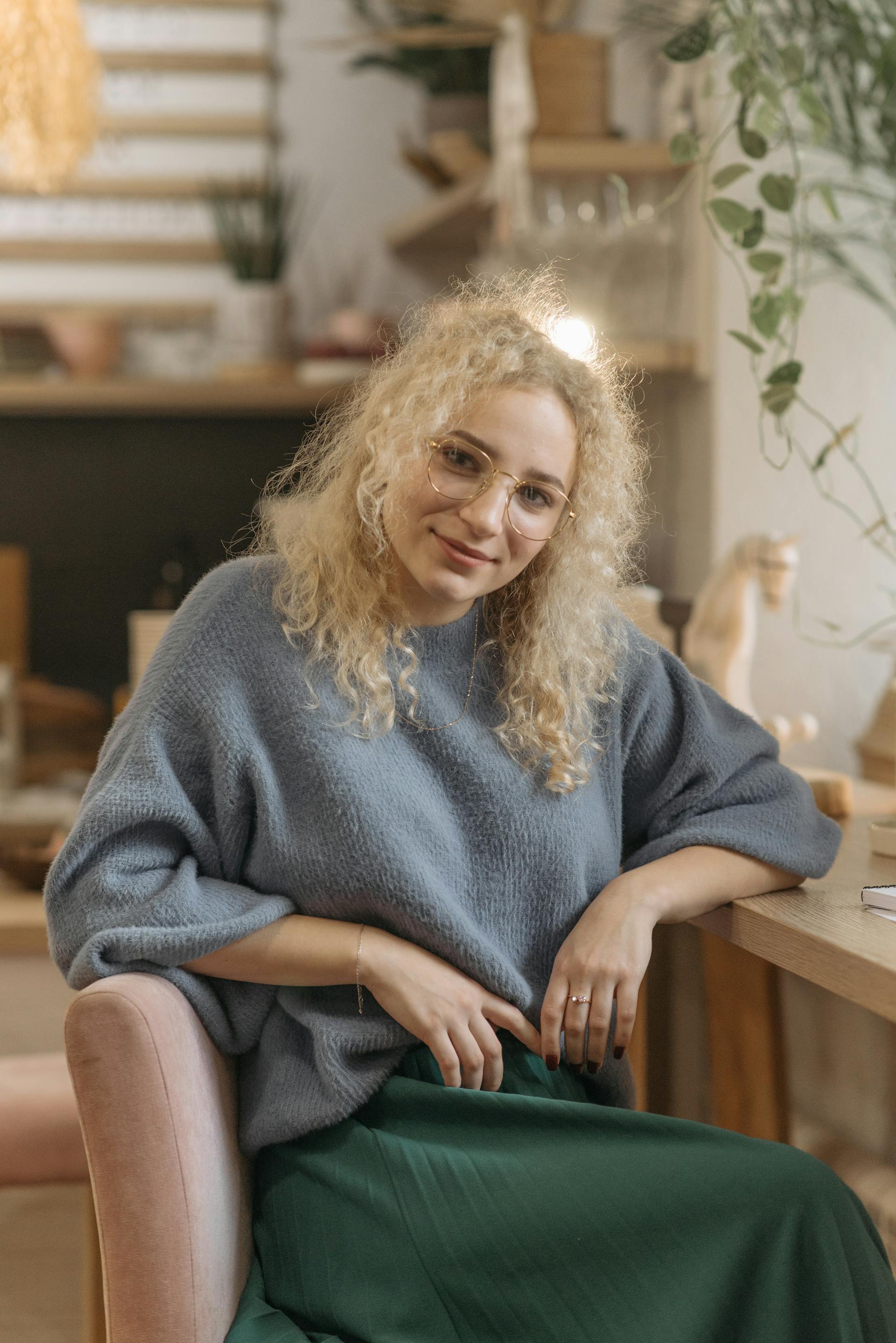 A woman sitting at a desk | Source: Pexels