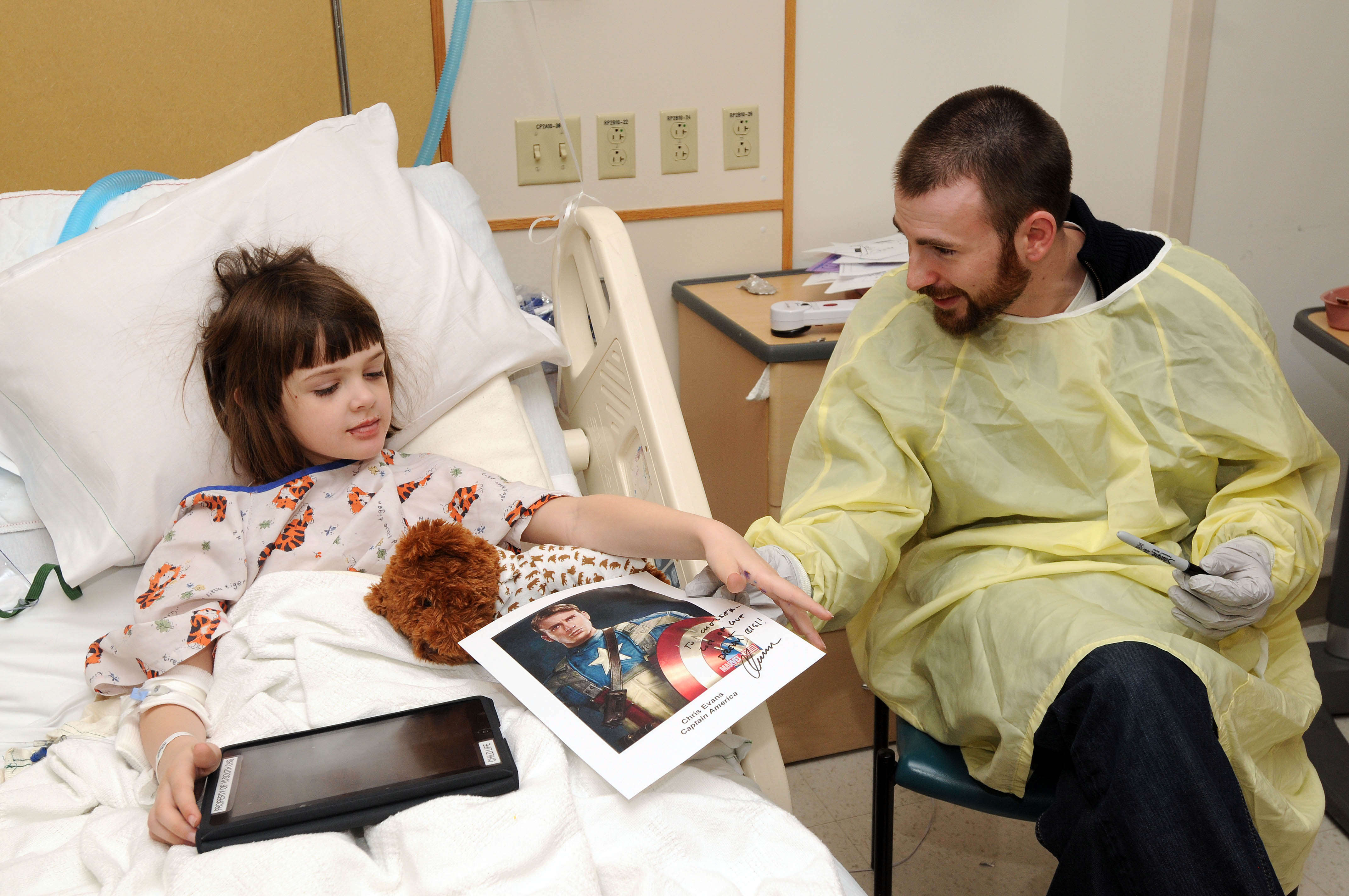 Chris Evans visiting a pediatric patient at Boston Children's Hospital on December 29, 2011 in Boston, Massachusetts | Source: Getty Images