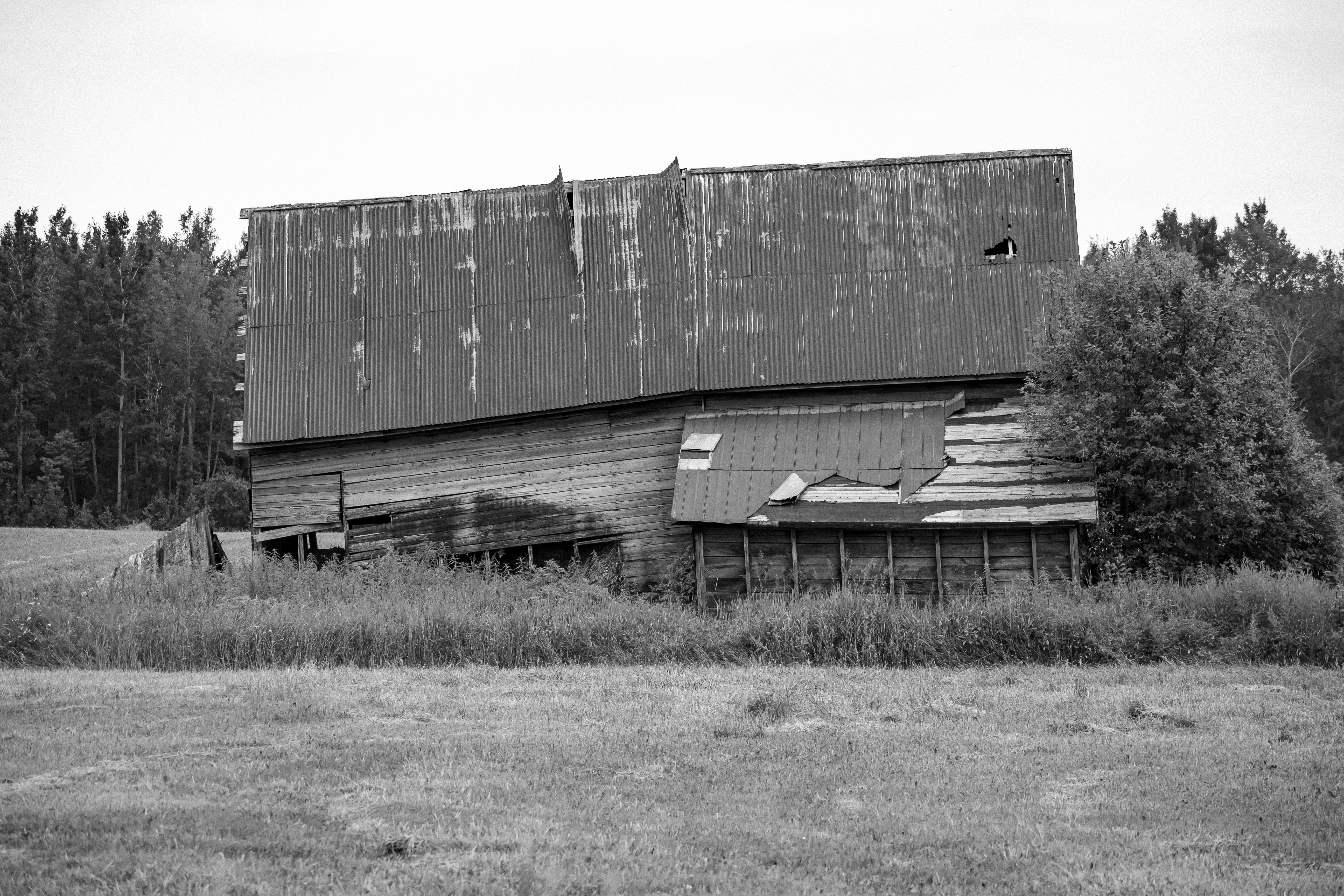 A scary rundown farm building | Source: Pexels