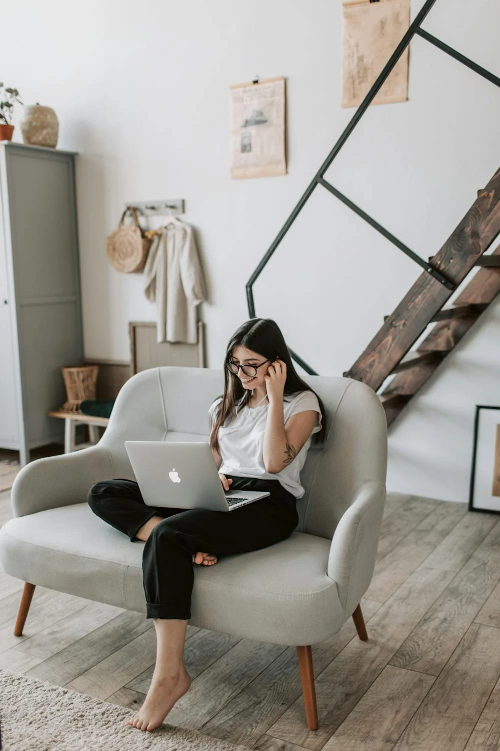 Uma mulher animada olhando para seu laptop | Fonte: Pexels